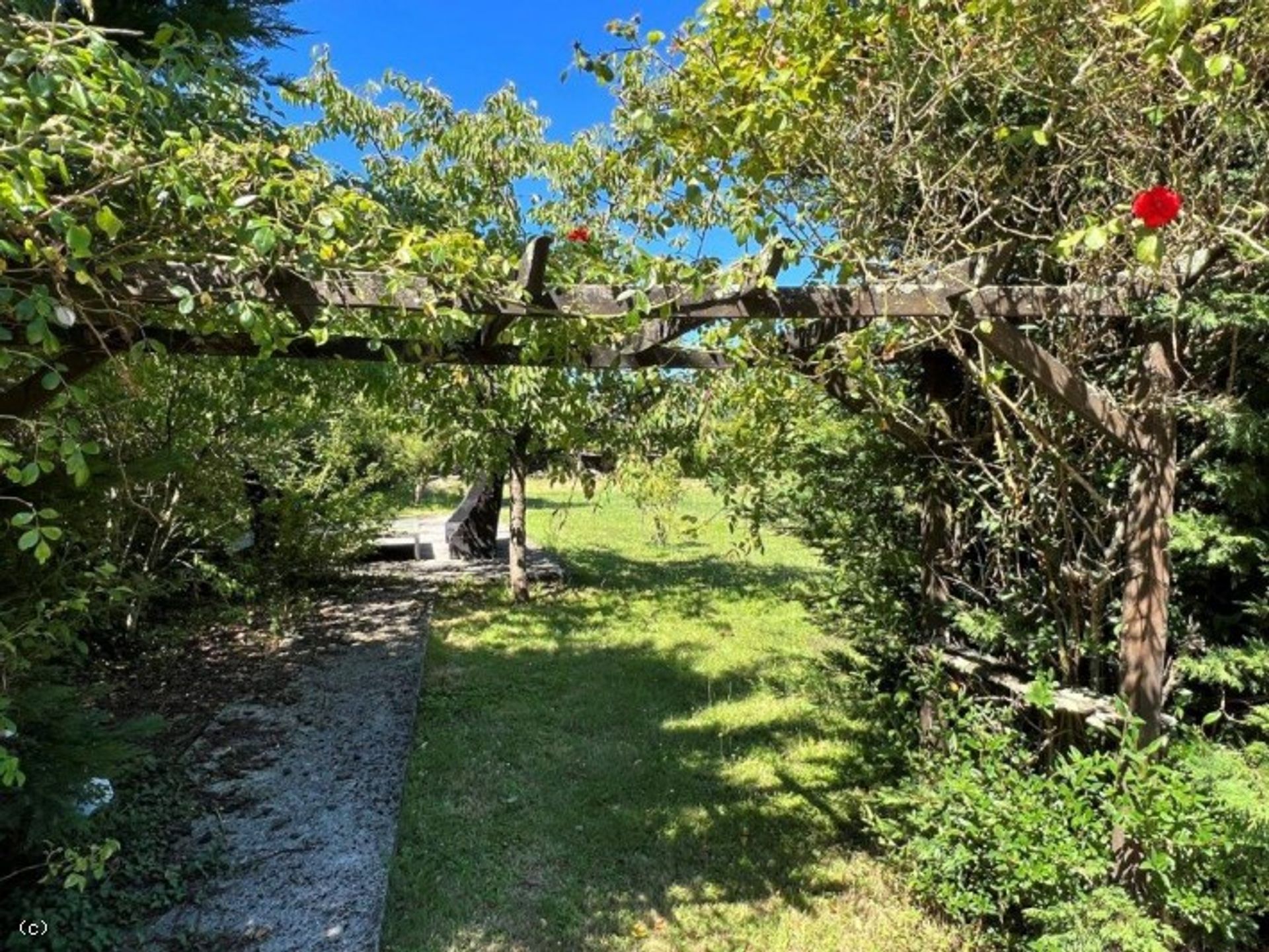 Rumah di Nanteuil-en-Vallée, Nouvelle-Aquitaine 10852511