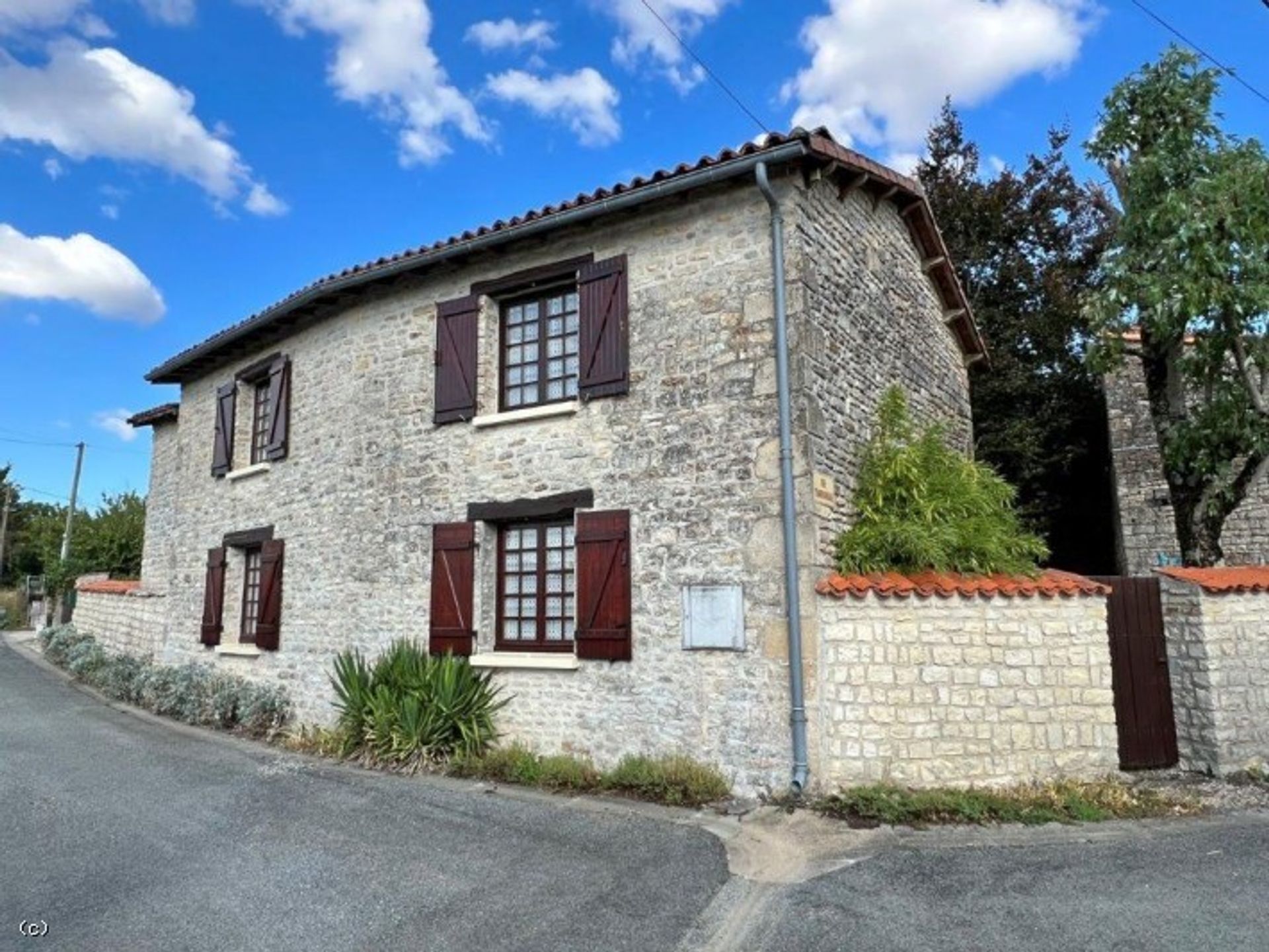 Haus im Ruffec, Nouvelle-Aquitaine 10852518