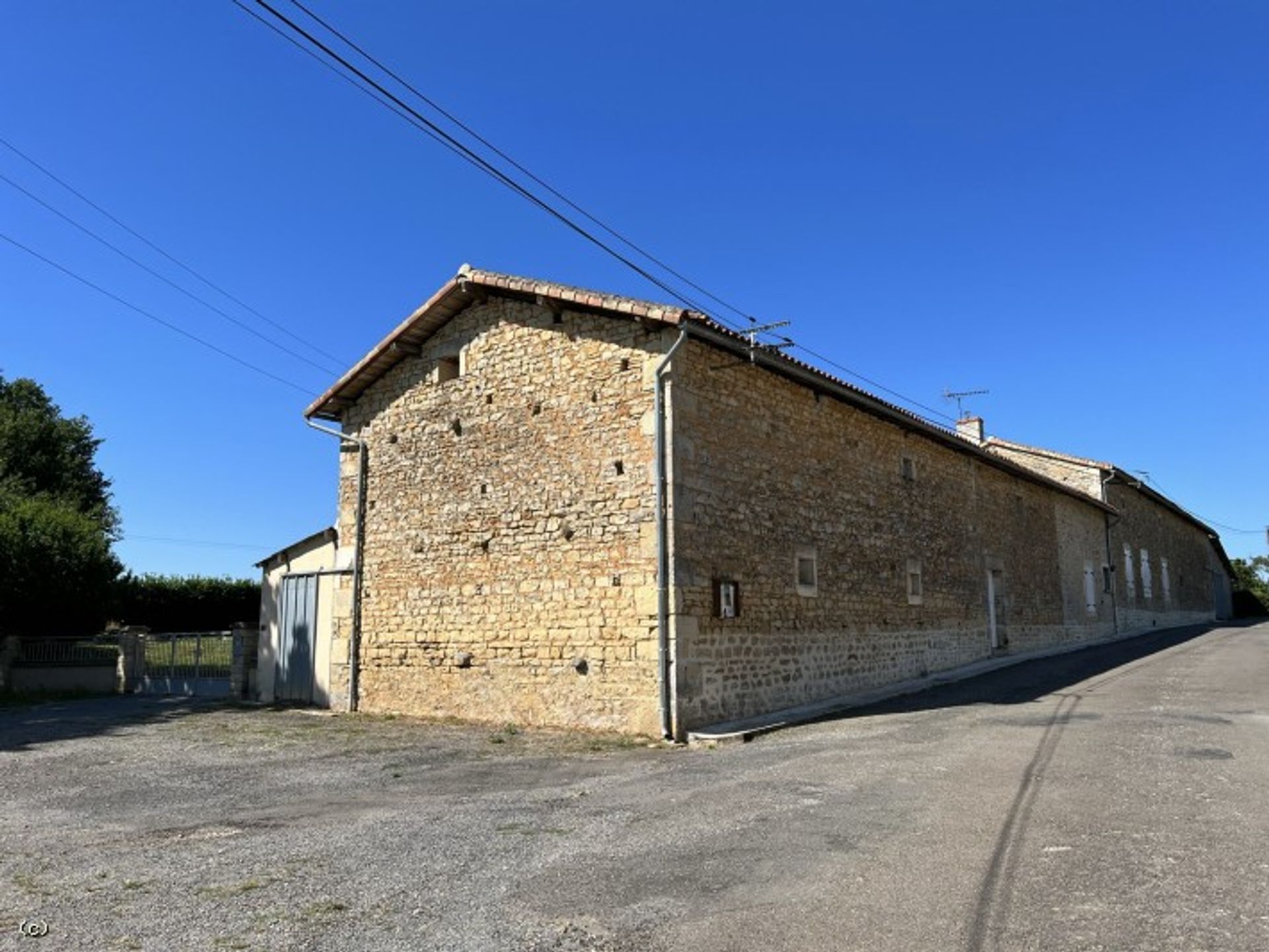 Rumah di Nanteuil-en-Vallée, Nouvelle-Aquitaine 10852557