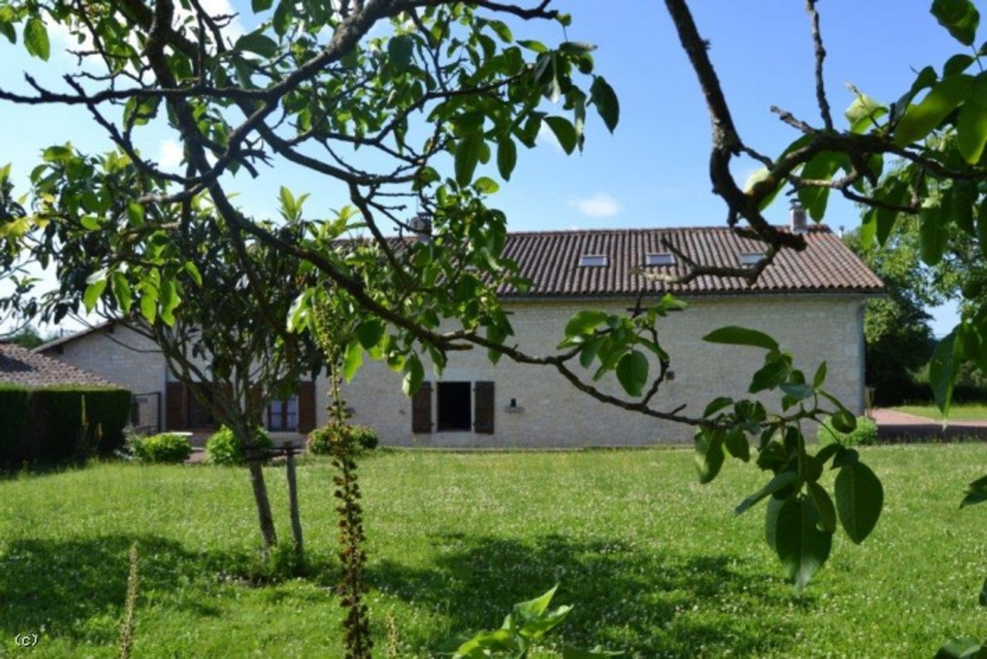 Huis in Champagne-Mouton, Nouvelle-Aquitaine 10852585