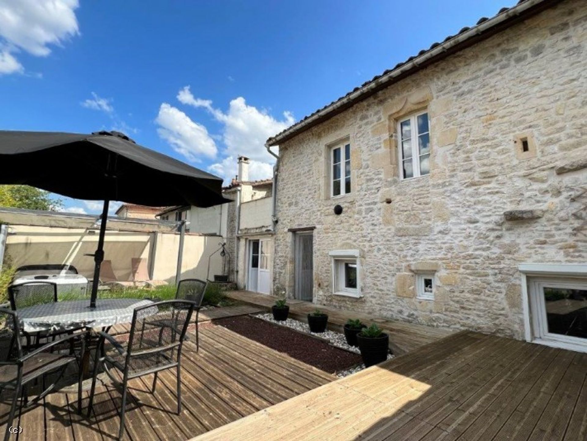 casa no Verteuil-sur-Charente, Nouvelle-Aquitaine 10852605