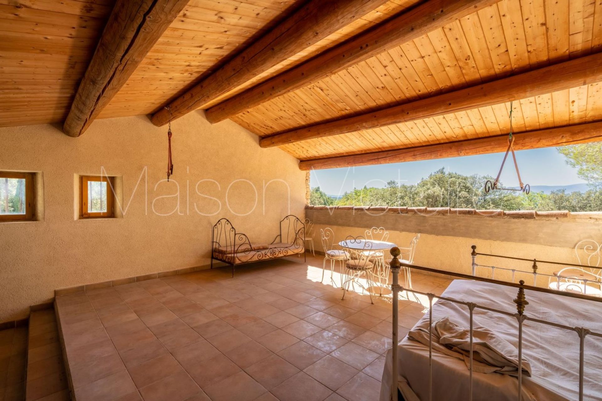 House in Cabrières-d'Avignon, Provence-Alpes-Côte d'Azur 10853120