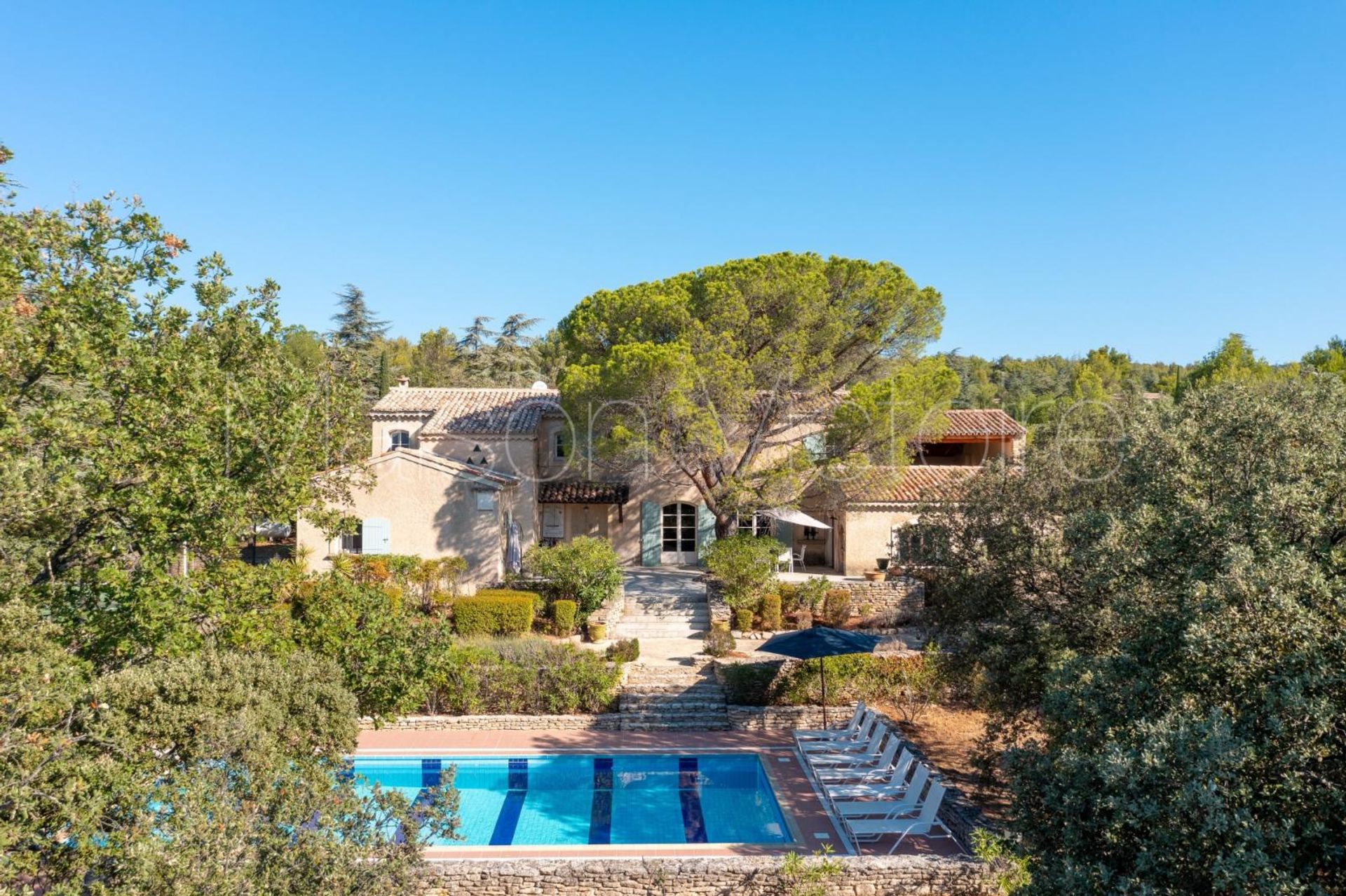 House in Cabrières-d'Avignon, Provence-Alpes-Côte d'Azur 10853120