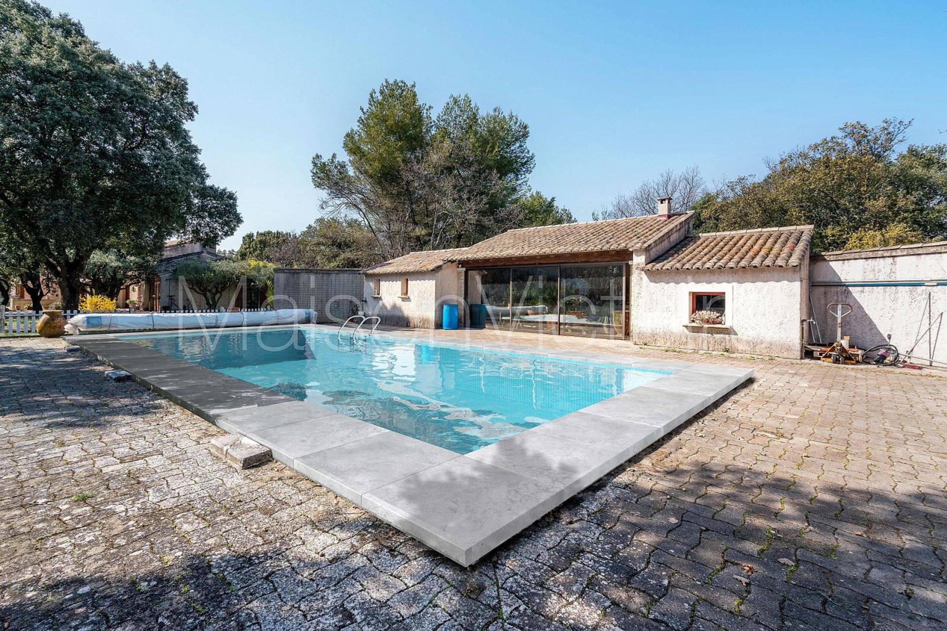 Talo sisään Mazan, Provence-Alpes-Cote d'Azur 10853140