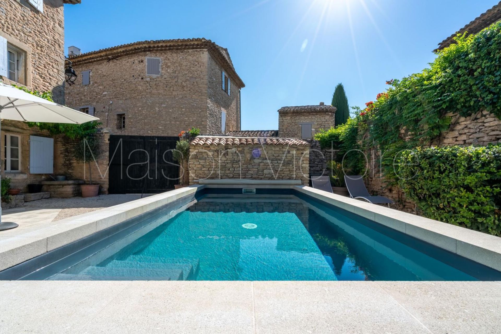 House in Cabrières-d'Avignon, Provence-Alpes-Côte d'Azur 10853143