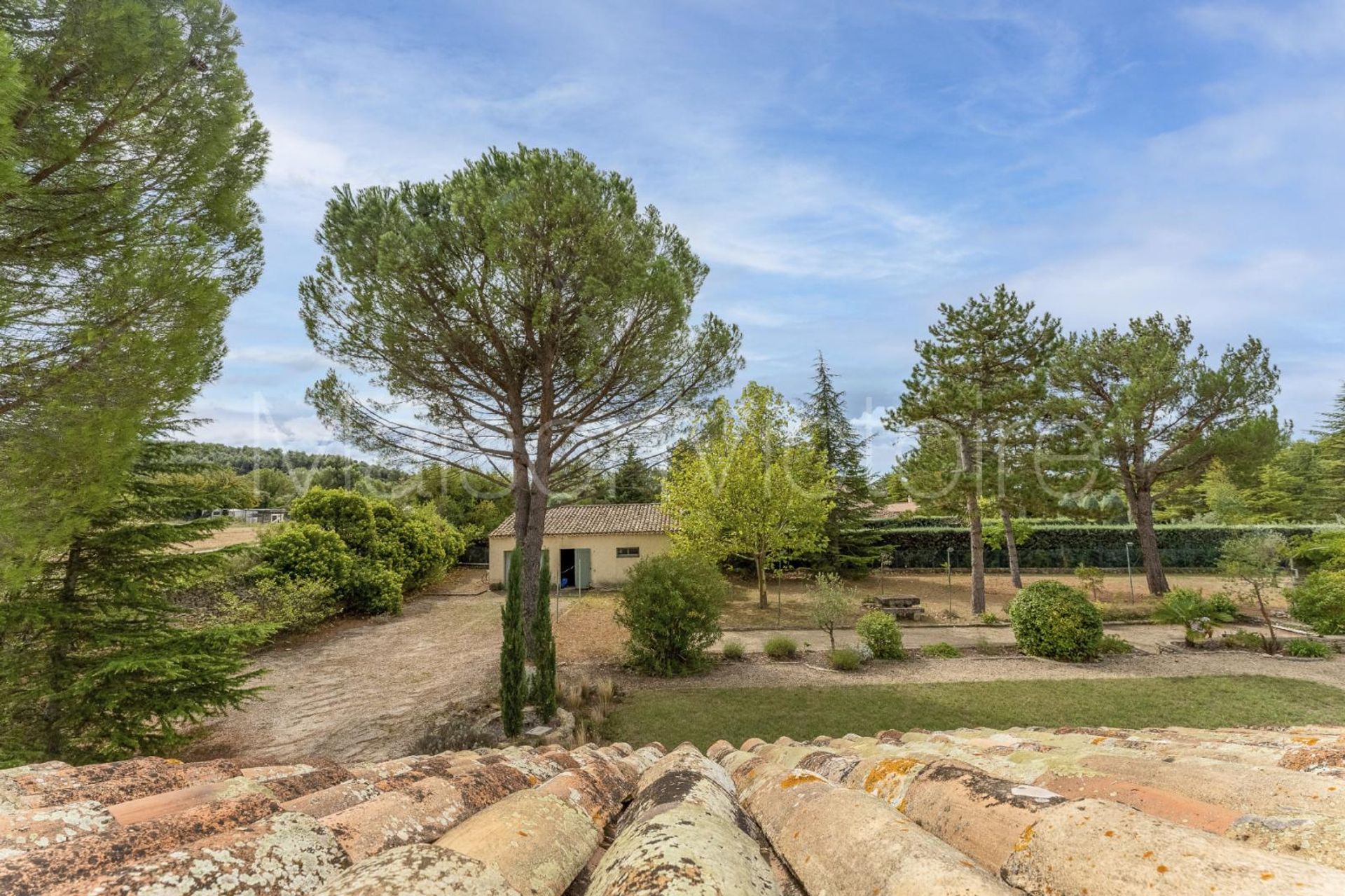 House in L'Isle-sur-la-Sorgue, Provence-Alpes-Côte d'Azur 10853170