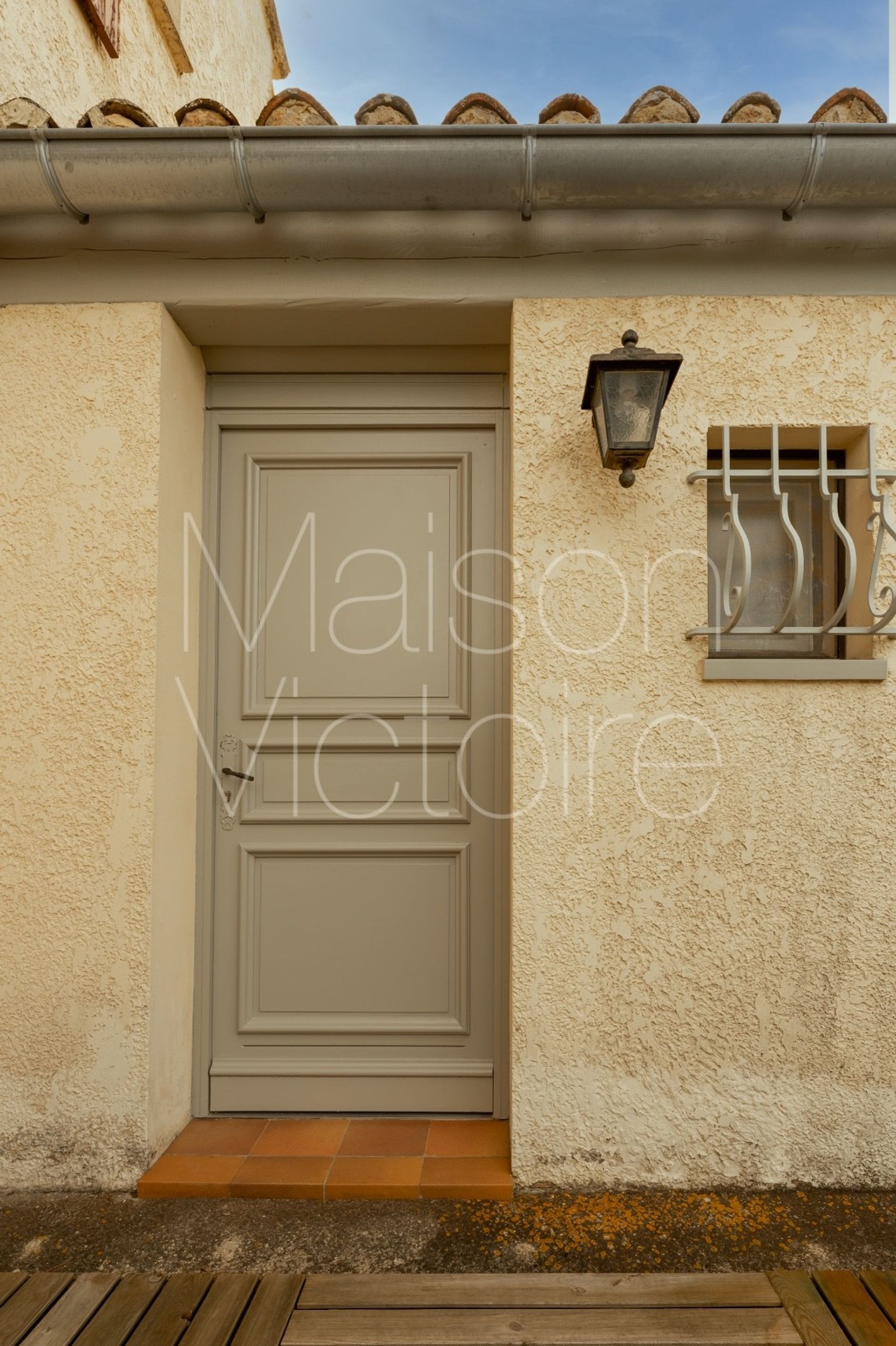 House in L'Isle-sur-la-Sorgue, Provence-Alpes-Côte d'Azur 10853170