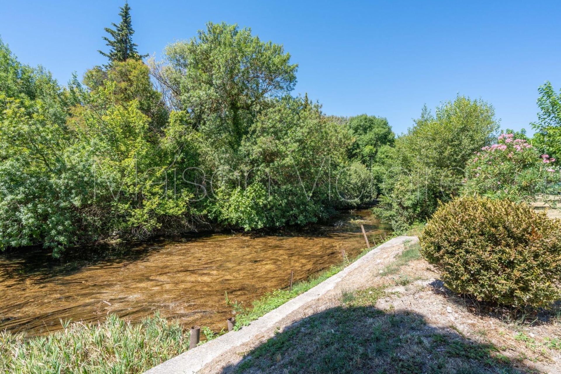 Osakehuoneisto sisään L'Isle-sur-la-Sorgue, Provence-Alpes-Côte d'Azur 10853176