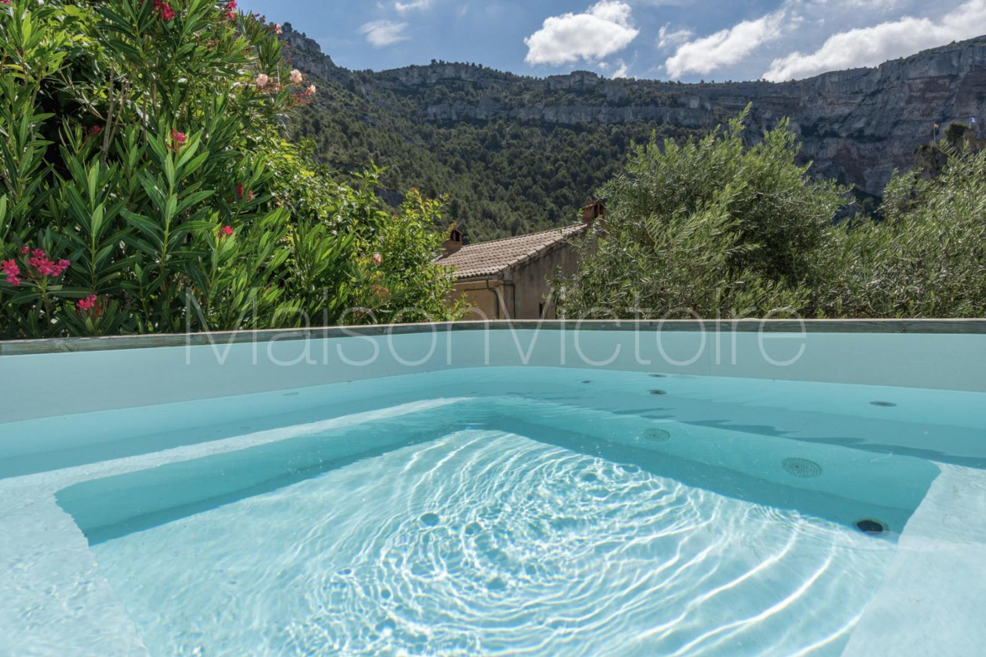 Haus im Fontaine-de-Vaucluse, Provence-Alpes-Côte d'Azur 10853180