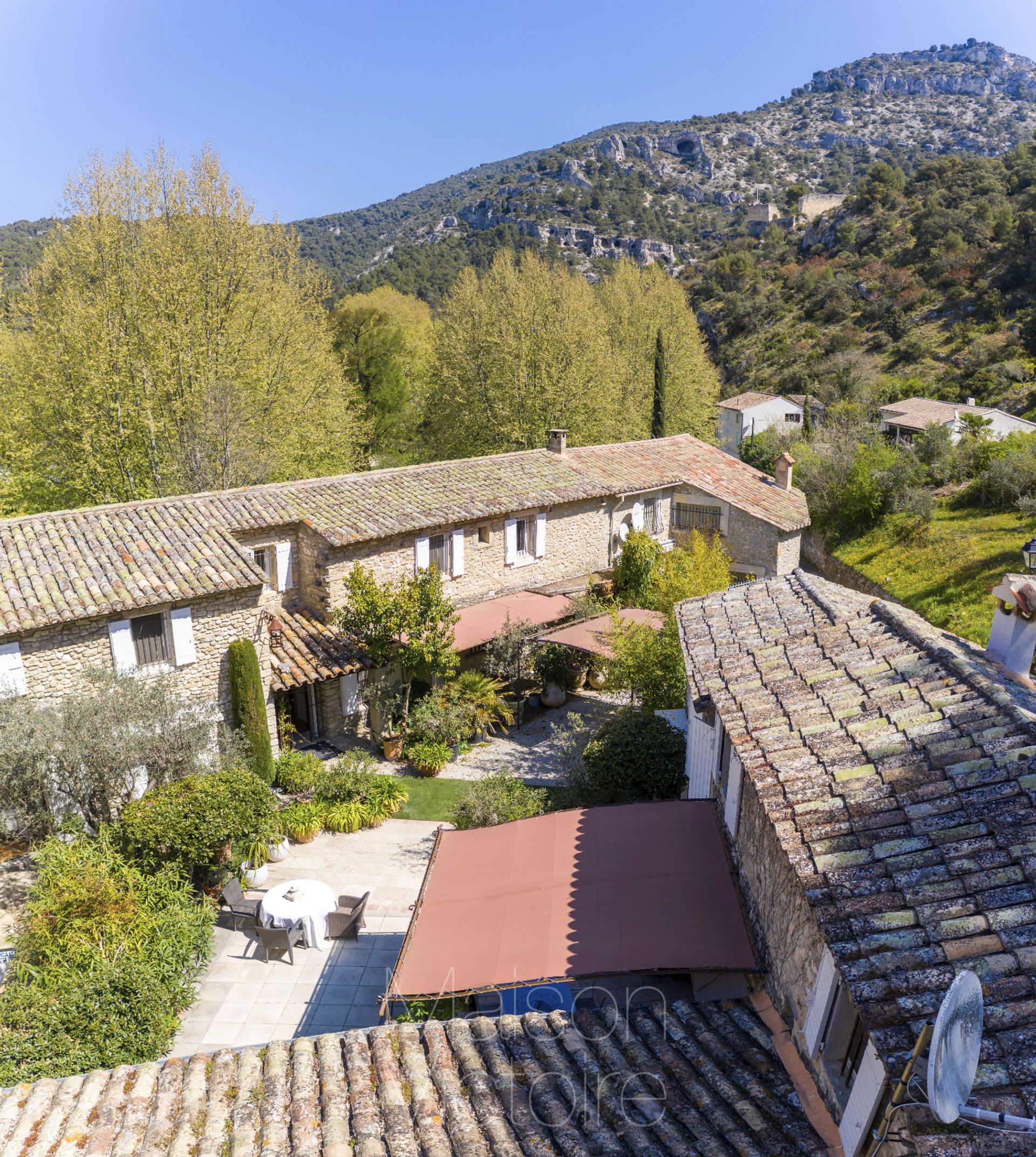 Talo sisään L'Isle-sur-la-Sorgue, Provence-Alpes-Côte d'Azur 10853385