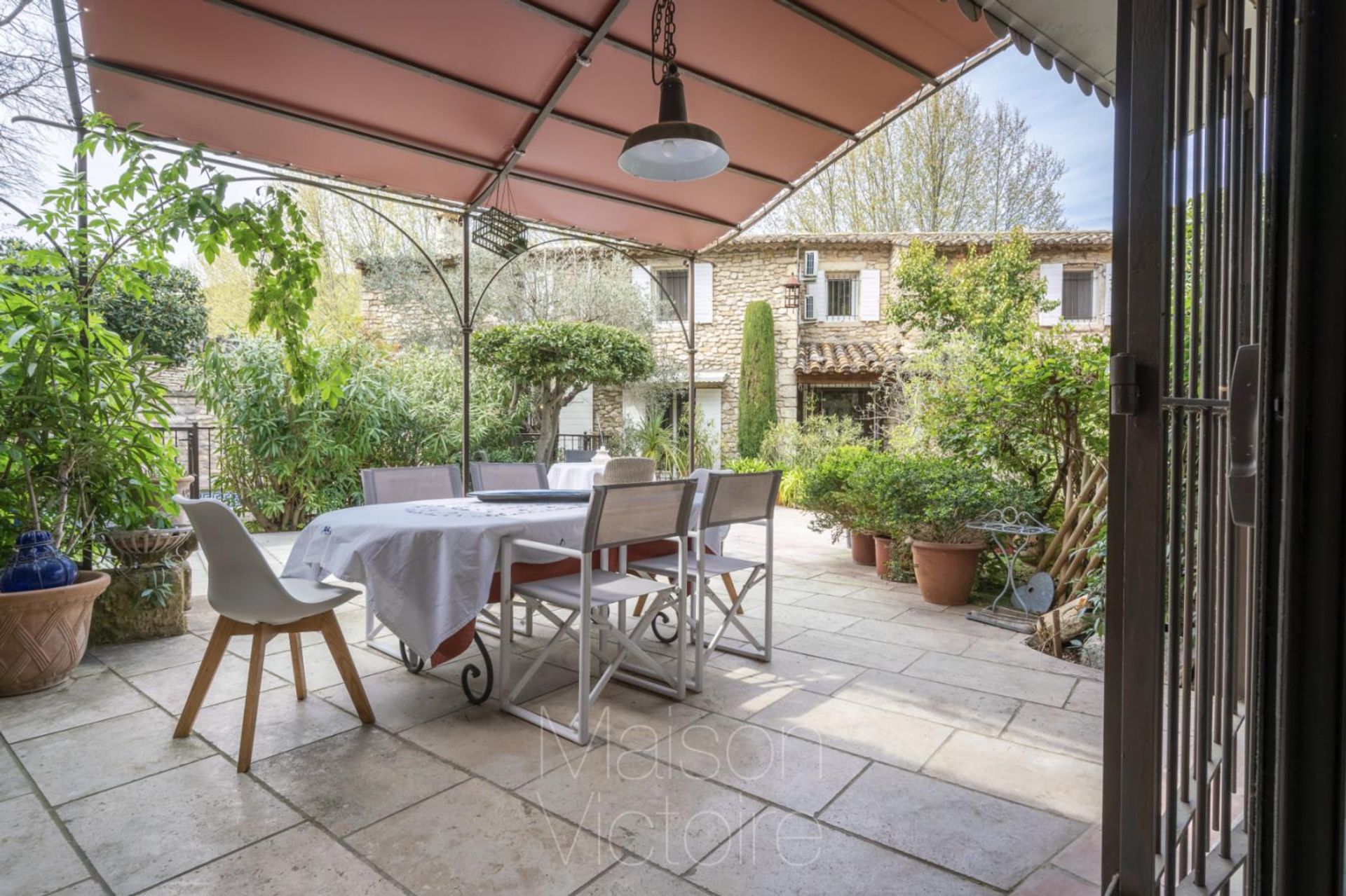 Huis in L'Isle-sur-la-Sorgue, Provence-Alpes-Côte d'Azur 10853385