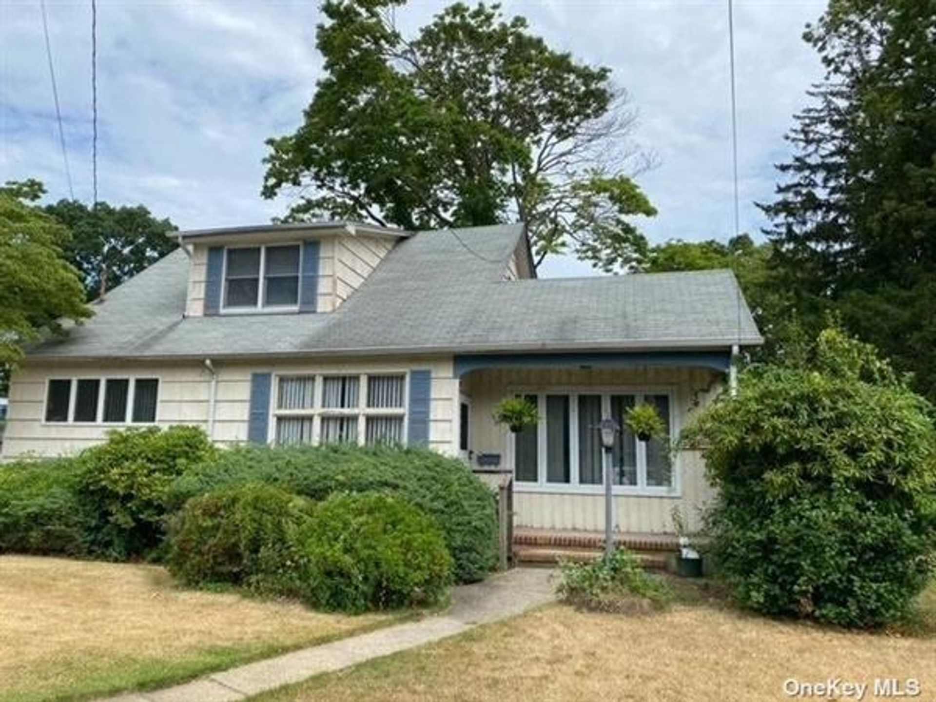 House in Islip, New York 10854266