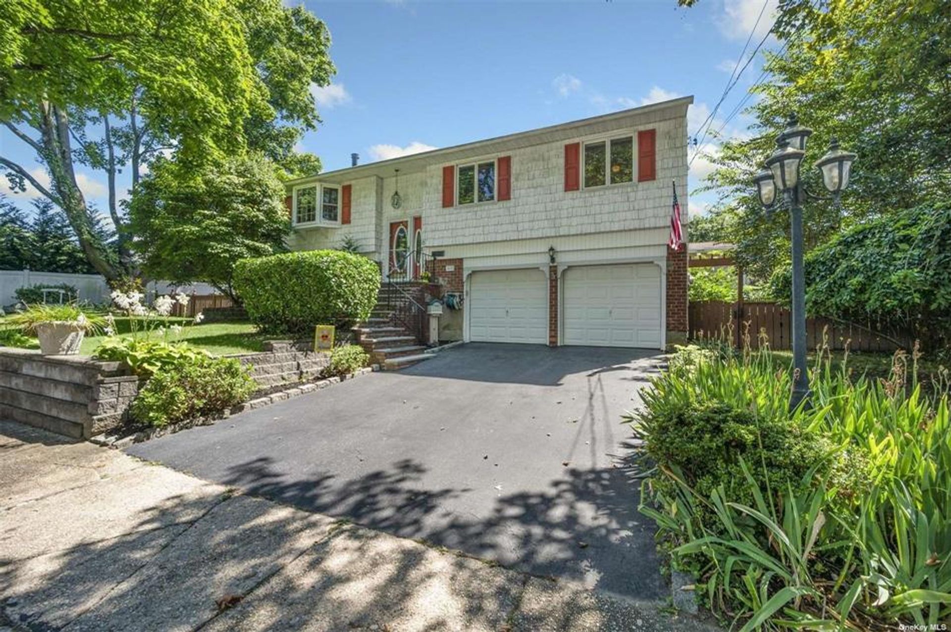 House in Commack, New York 10854412