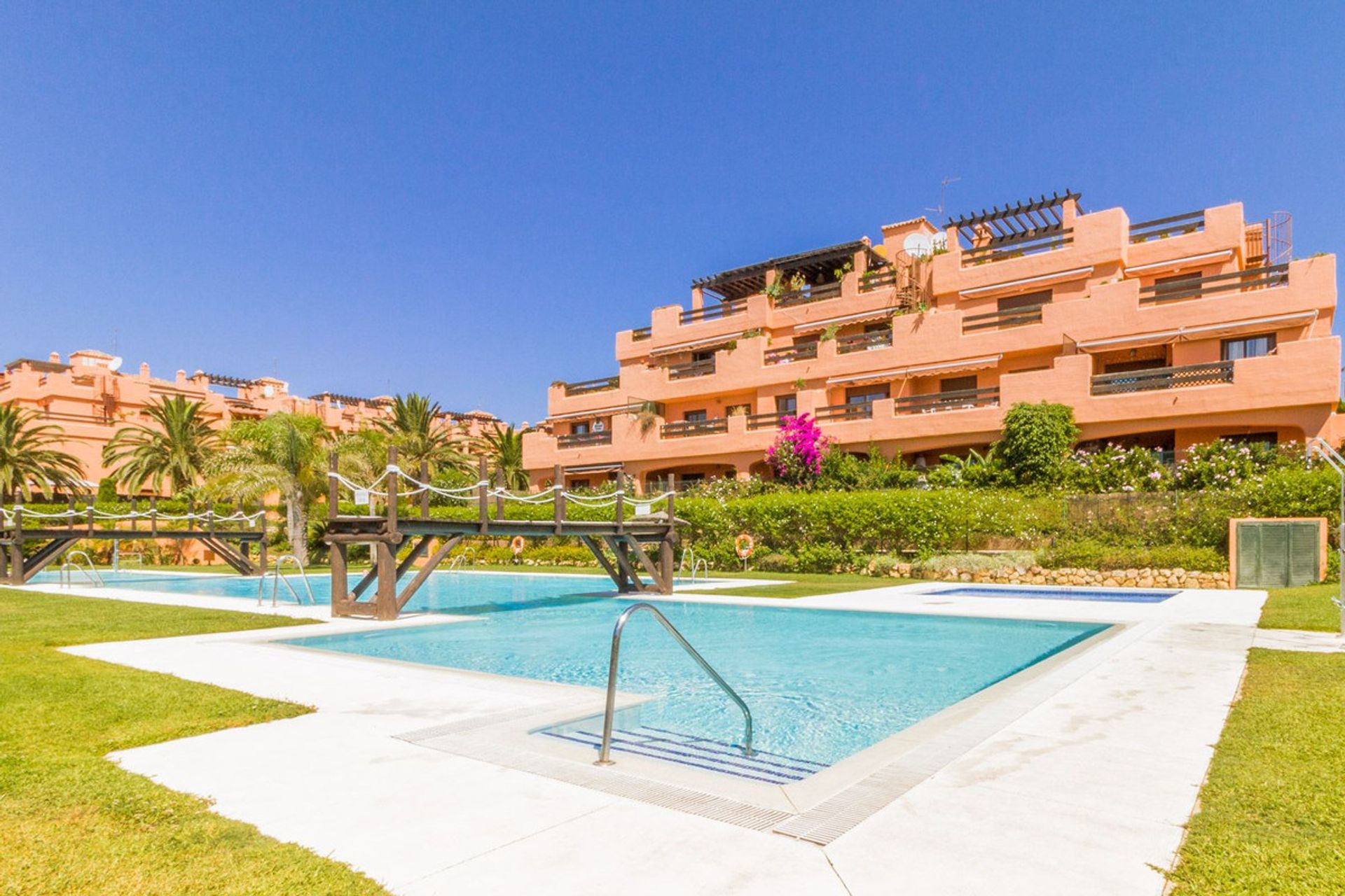 Condominium in Estepona, Andalucía 10858103