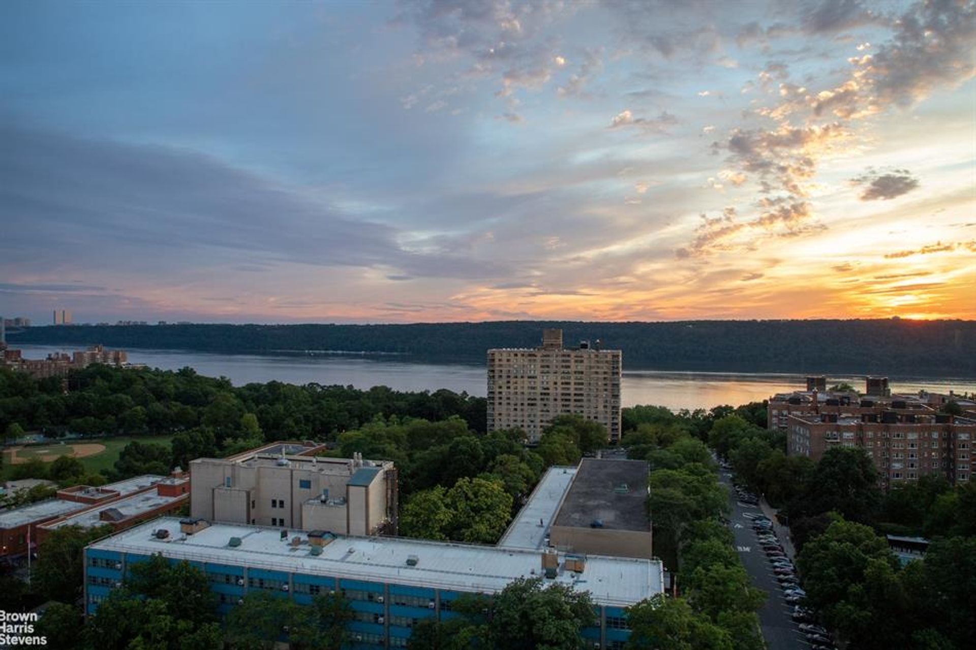 Condominium in Englewood Cliffs, New Jersey 10859342