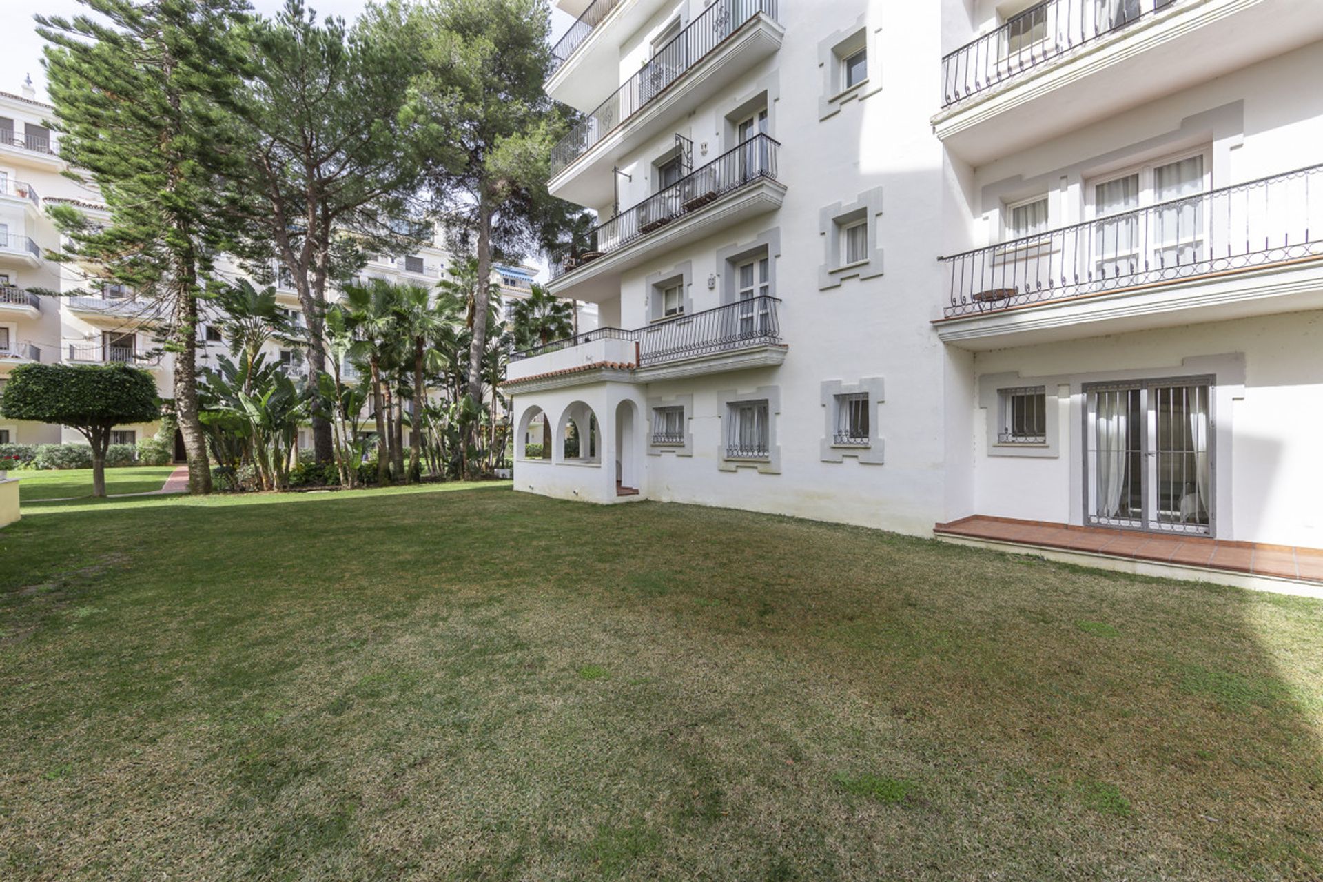 Condominium in Marbella, Andalucía 10862457