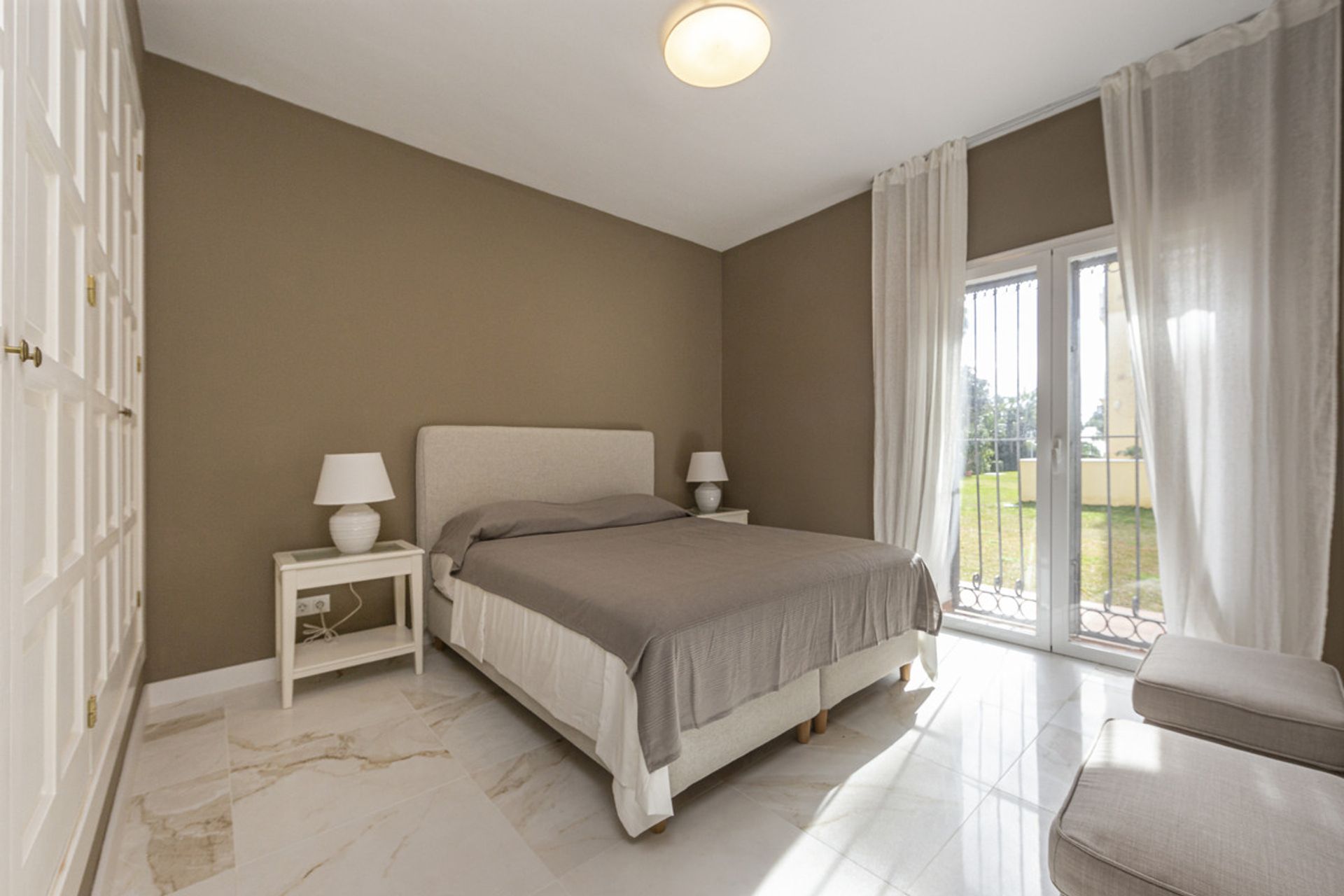 Condominium in Marbella, Andalucía 10862457