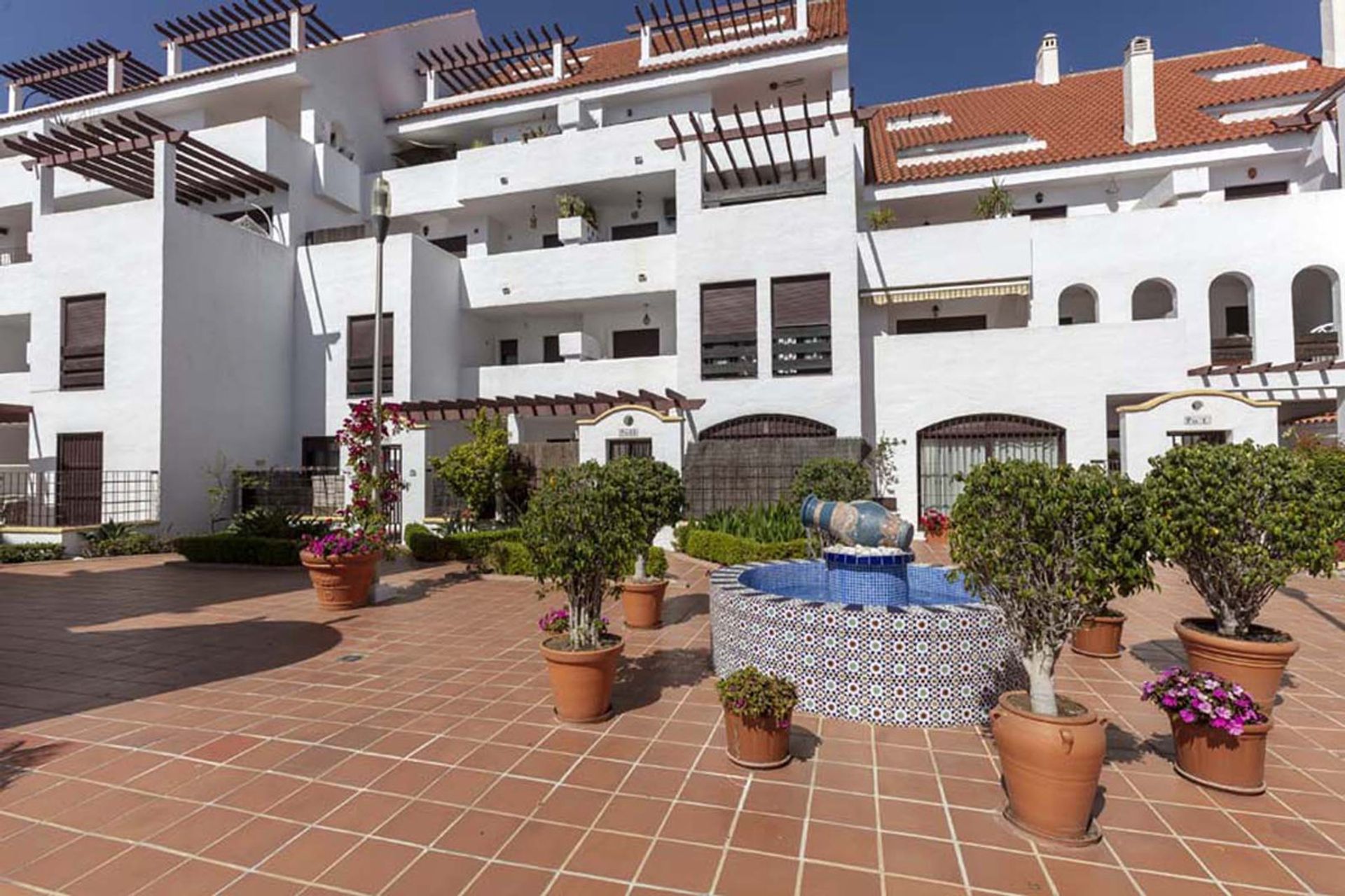 Condominium in Marbella, Andalucía 10862475