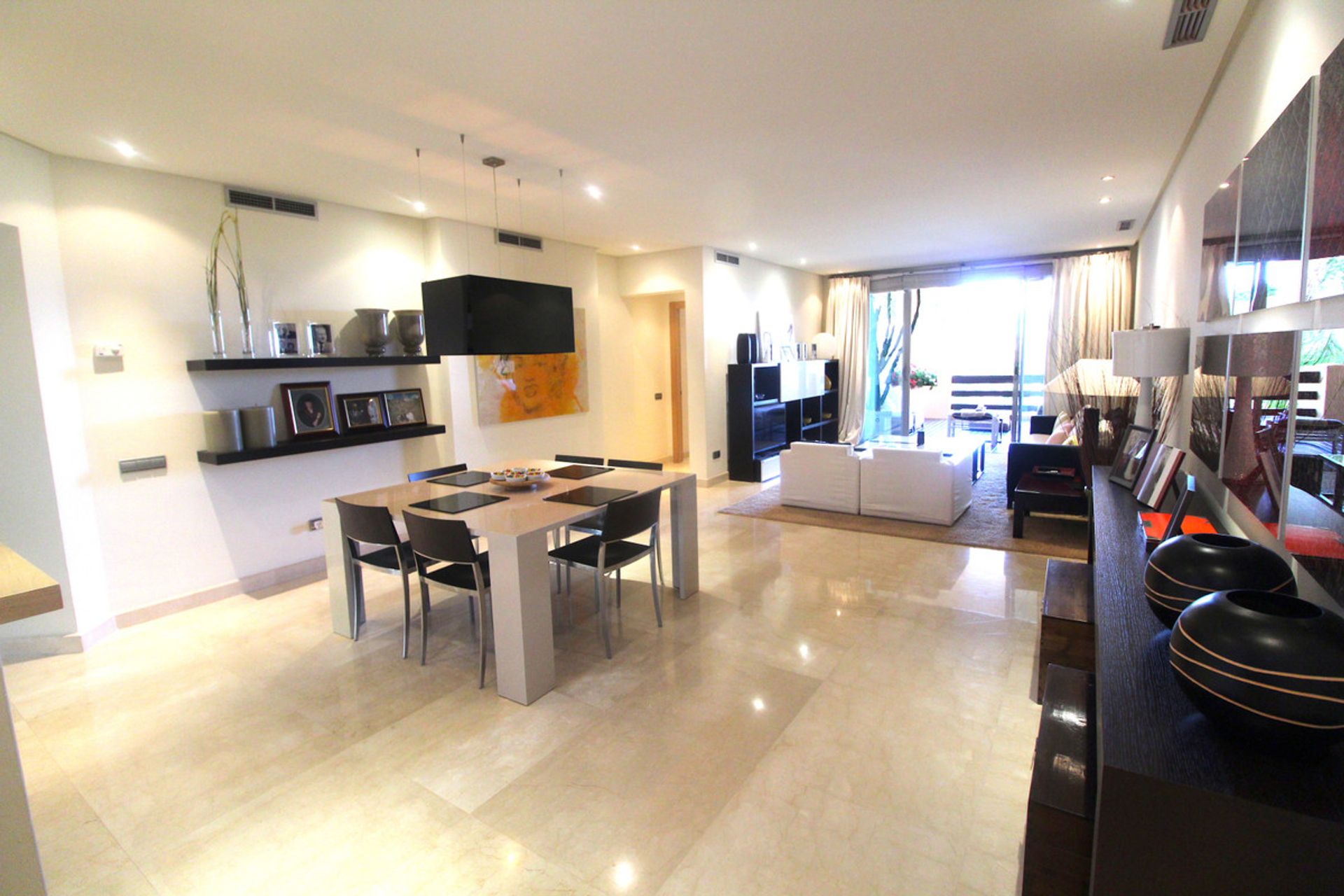 Condominium in Marbella, Andalucía 10863063