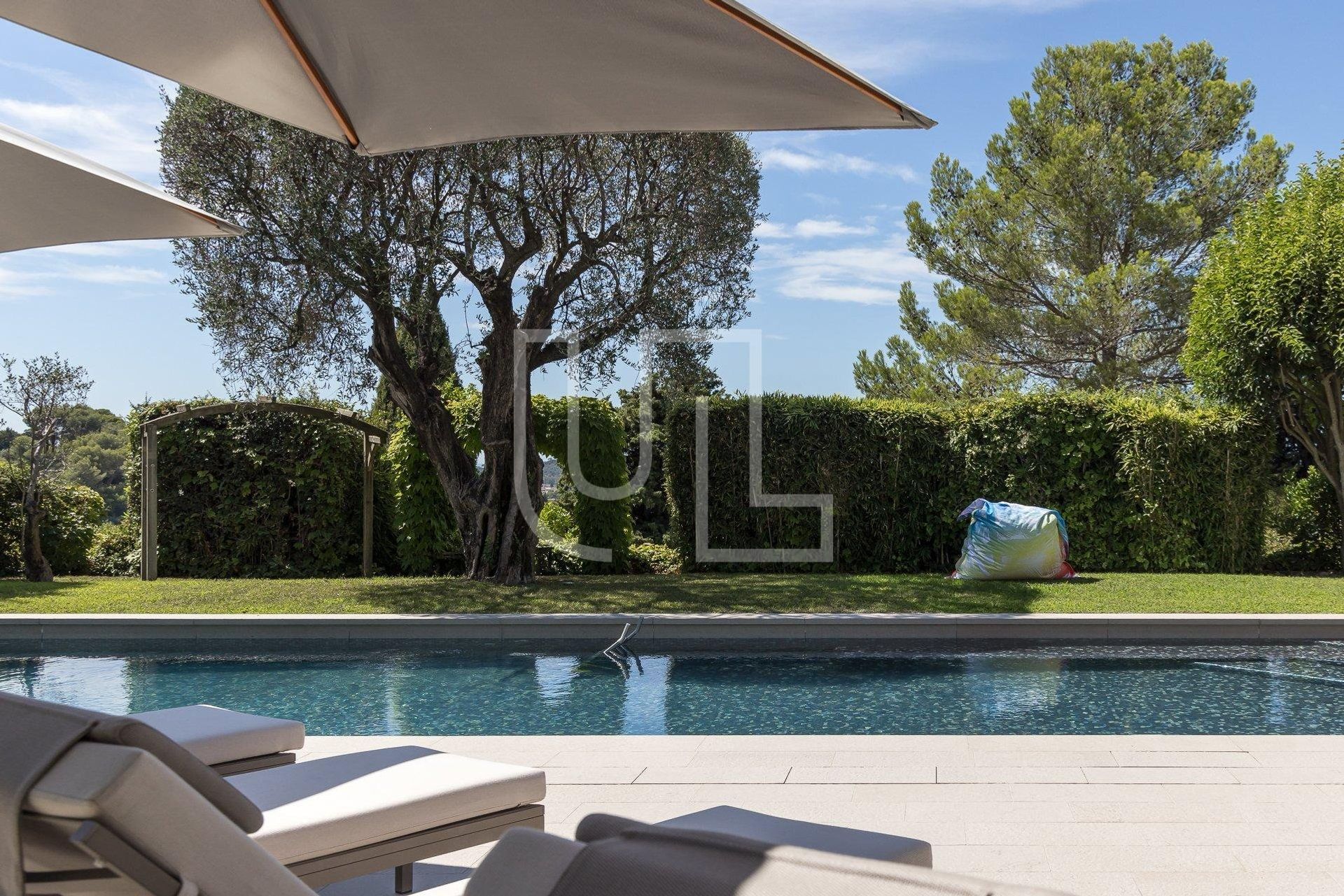 Talo sisään Mougins, Provence-Alpes-Cote d'Azur 10864531