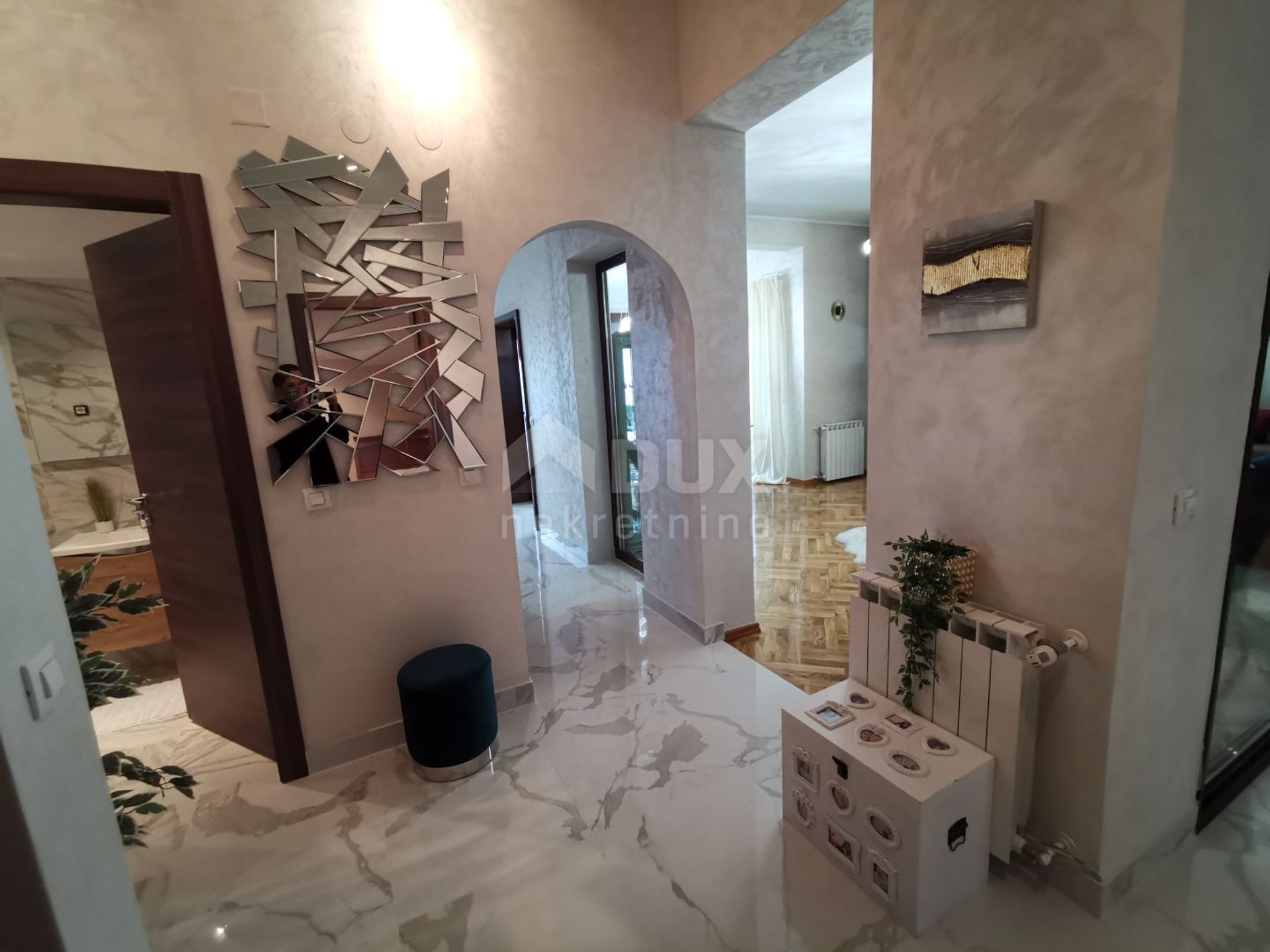 عمارات في إيسيسي, بريمورسكو-جورانسكا زوبانيجا 10871487