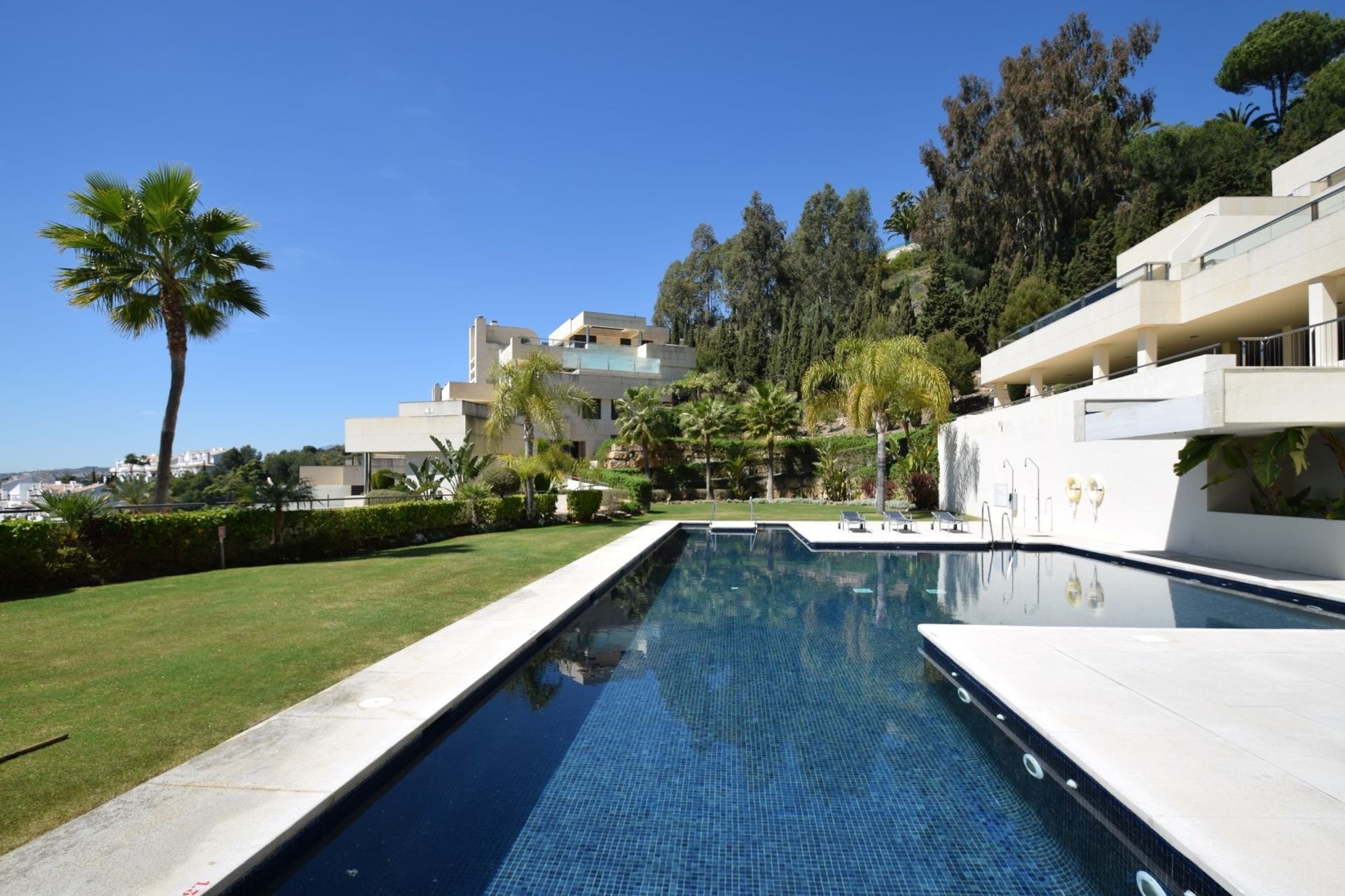 Condominium in Marbella, Andalucía 10876115