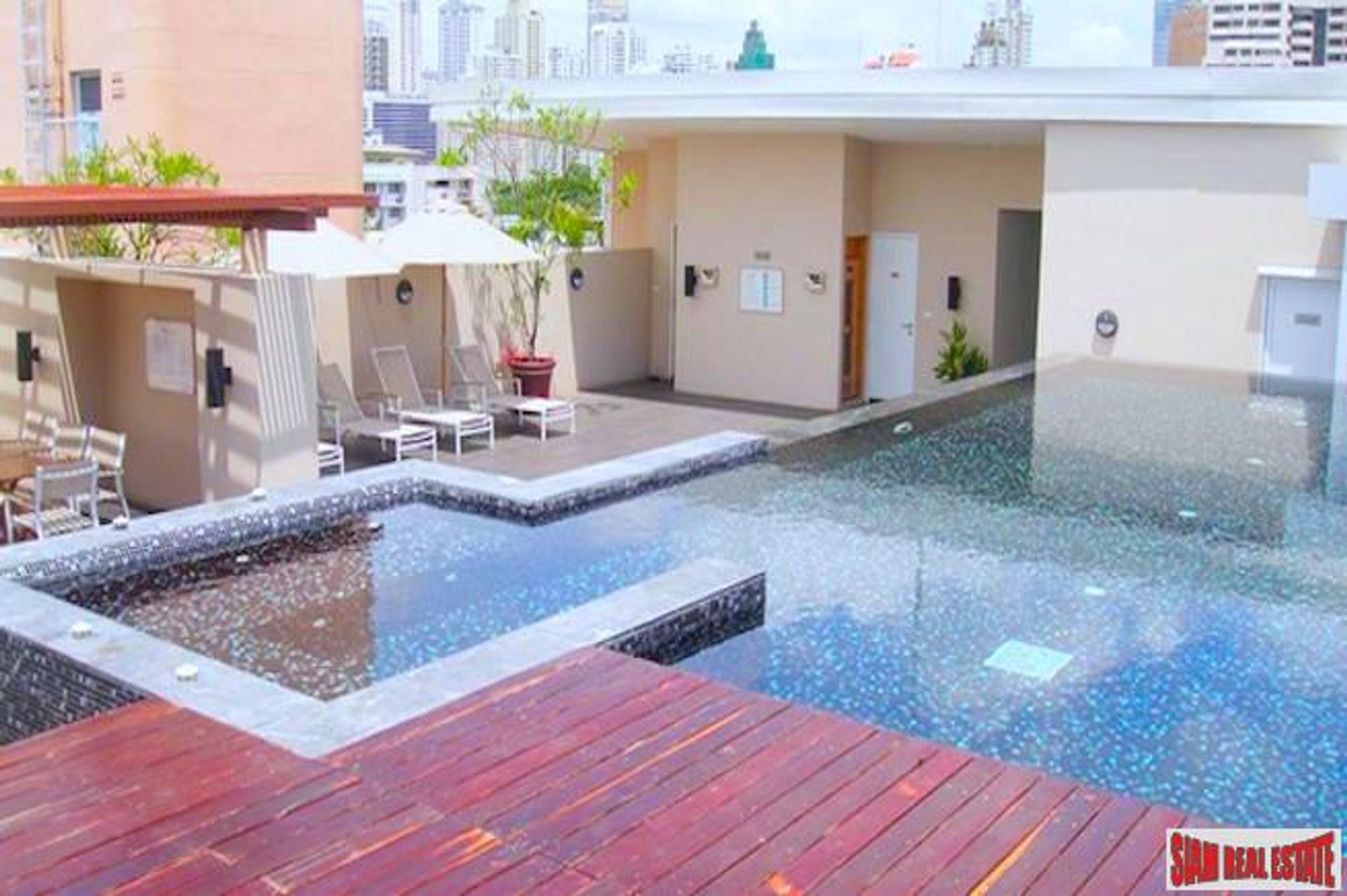 Condominium in Watthana, Krung Thep Maha Nakhon 10877415