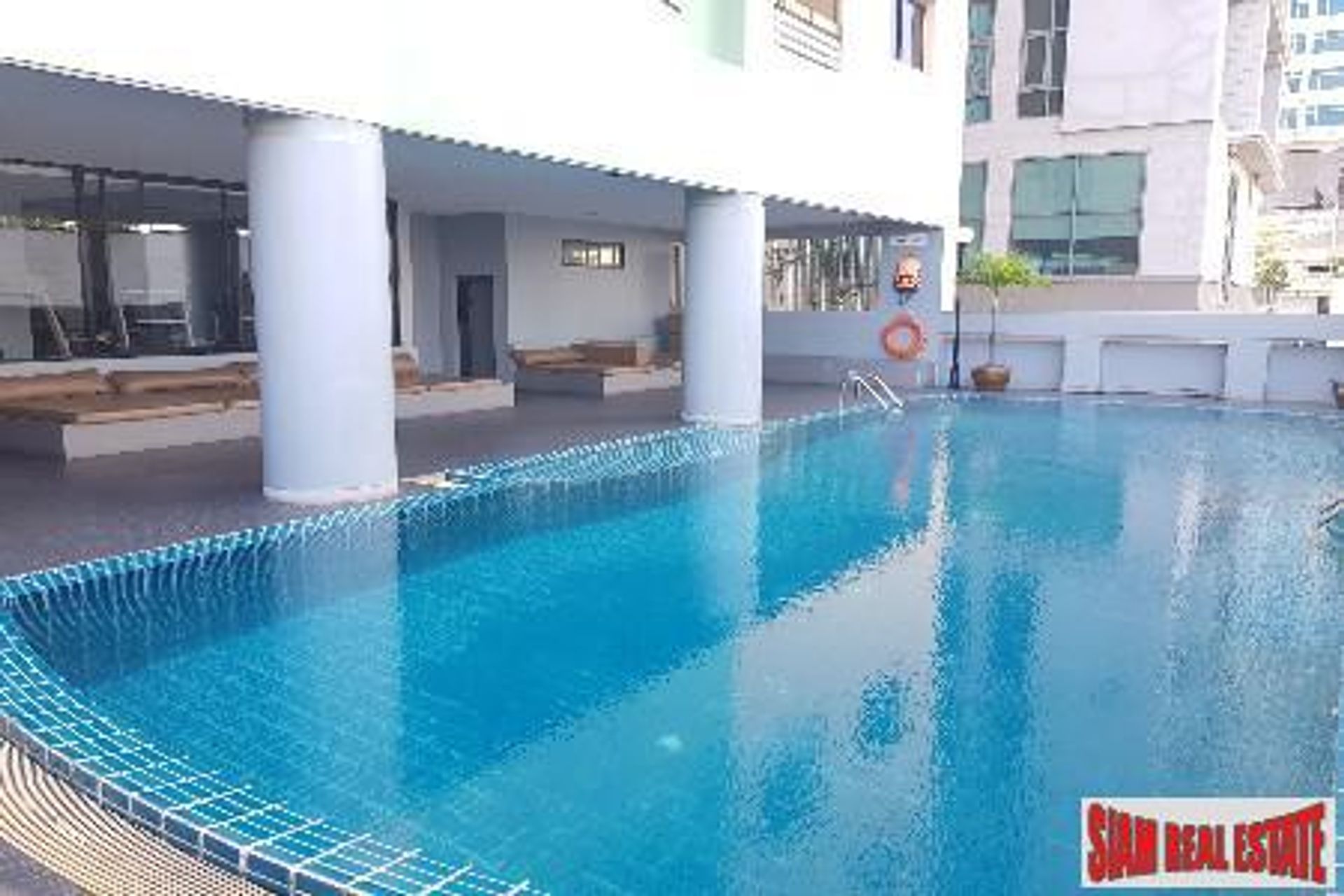 Condominium in Watthana, Krung Thep Maha Nakhon 10877483