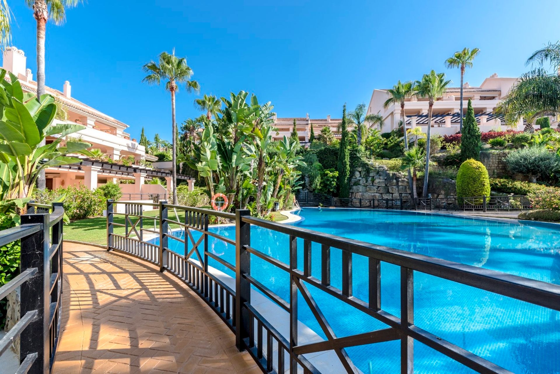 Condominium in Marbella, Andalucía 10879011