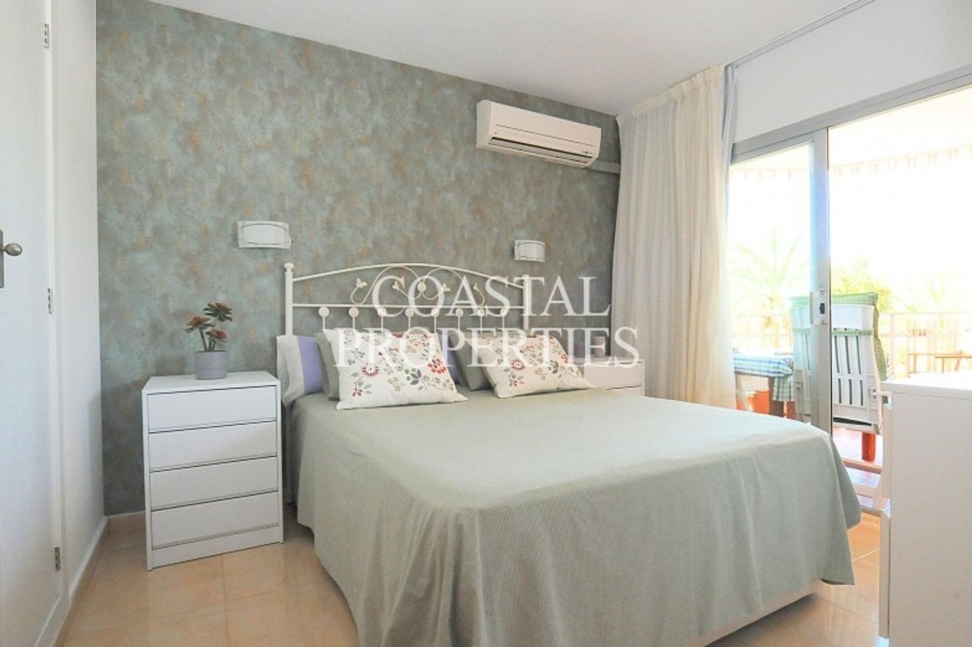 Condominium in Magaluf, Balearic Islands 10885694