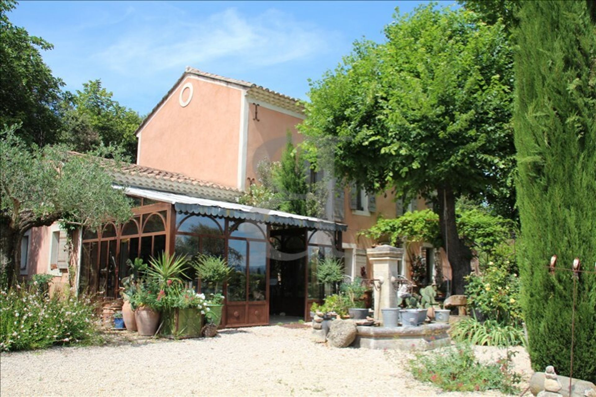 House in Pernes-les-Fontaines, Provence-Alpes-Cote d'Azur 10889909