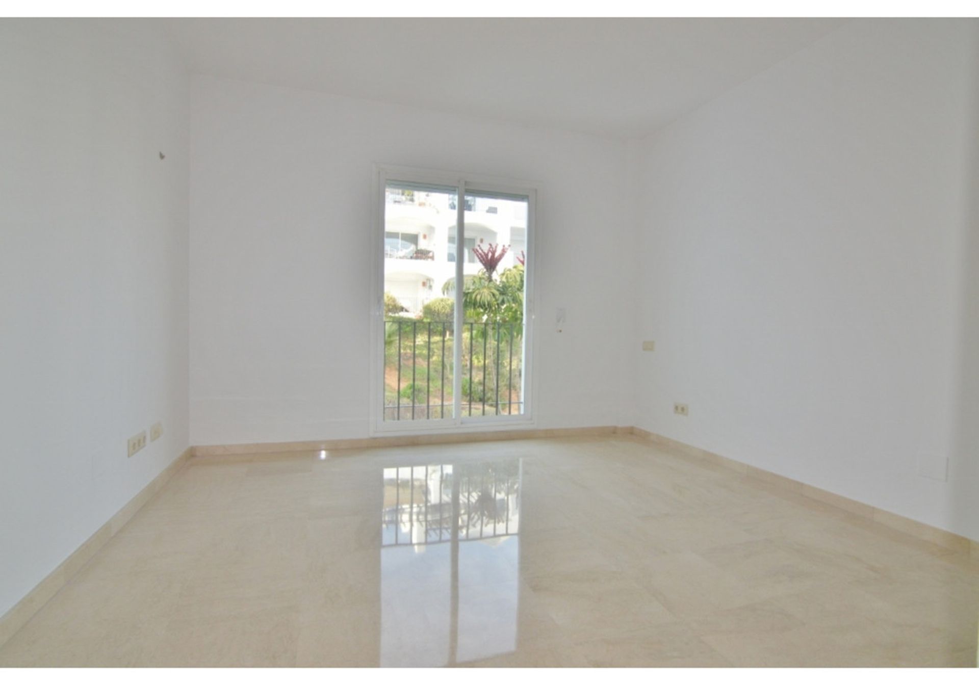 Condominium dans , Andalusia 10893502