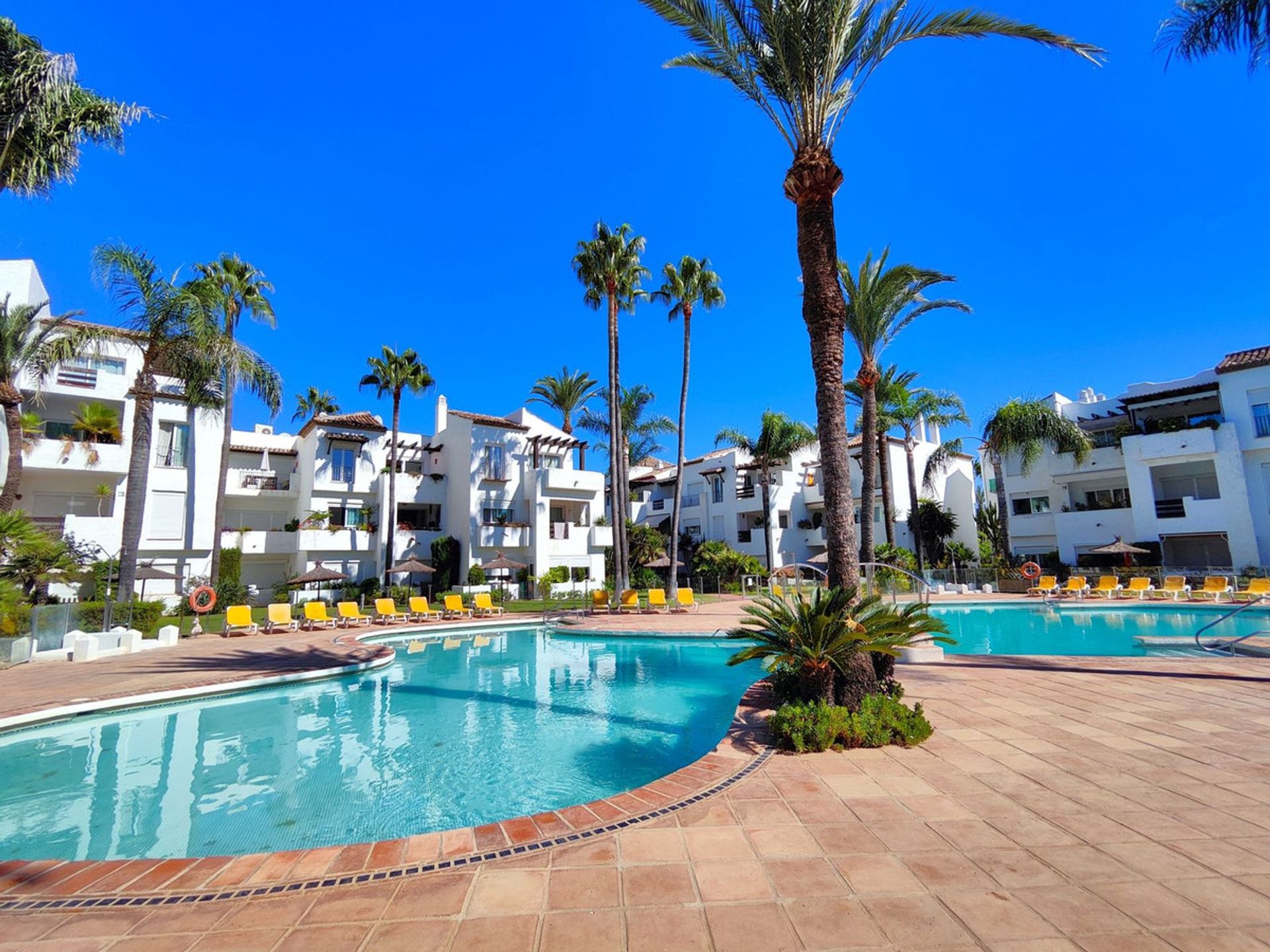 Condominium in Benahavis, Andalusia 10894805