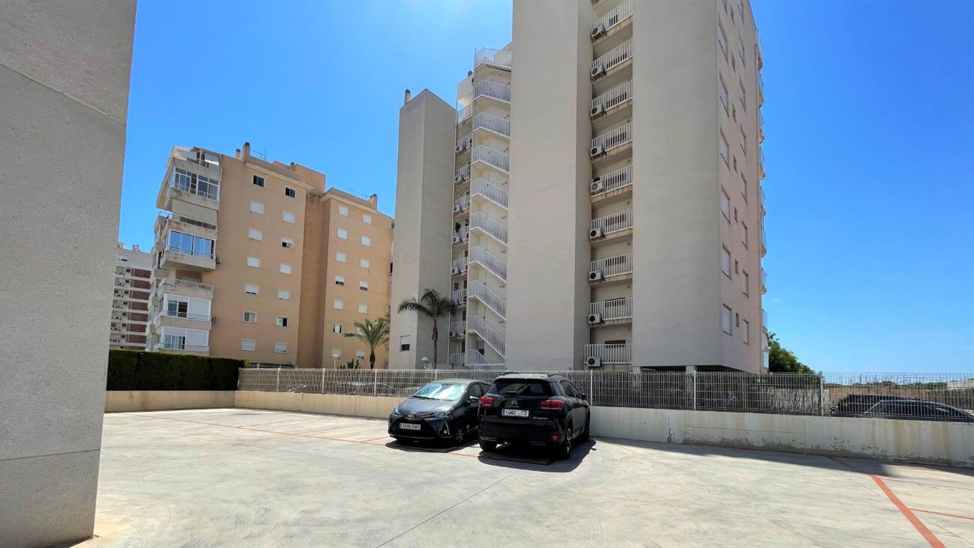 Condominium in Guardamar del Segura, Comunidad Valenciana 10895048