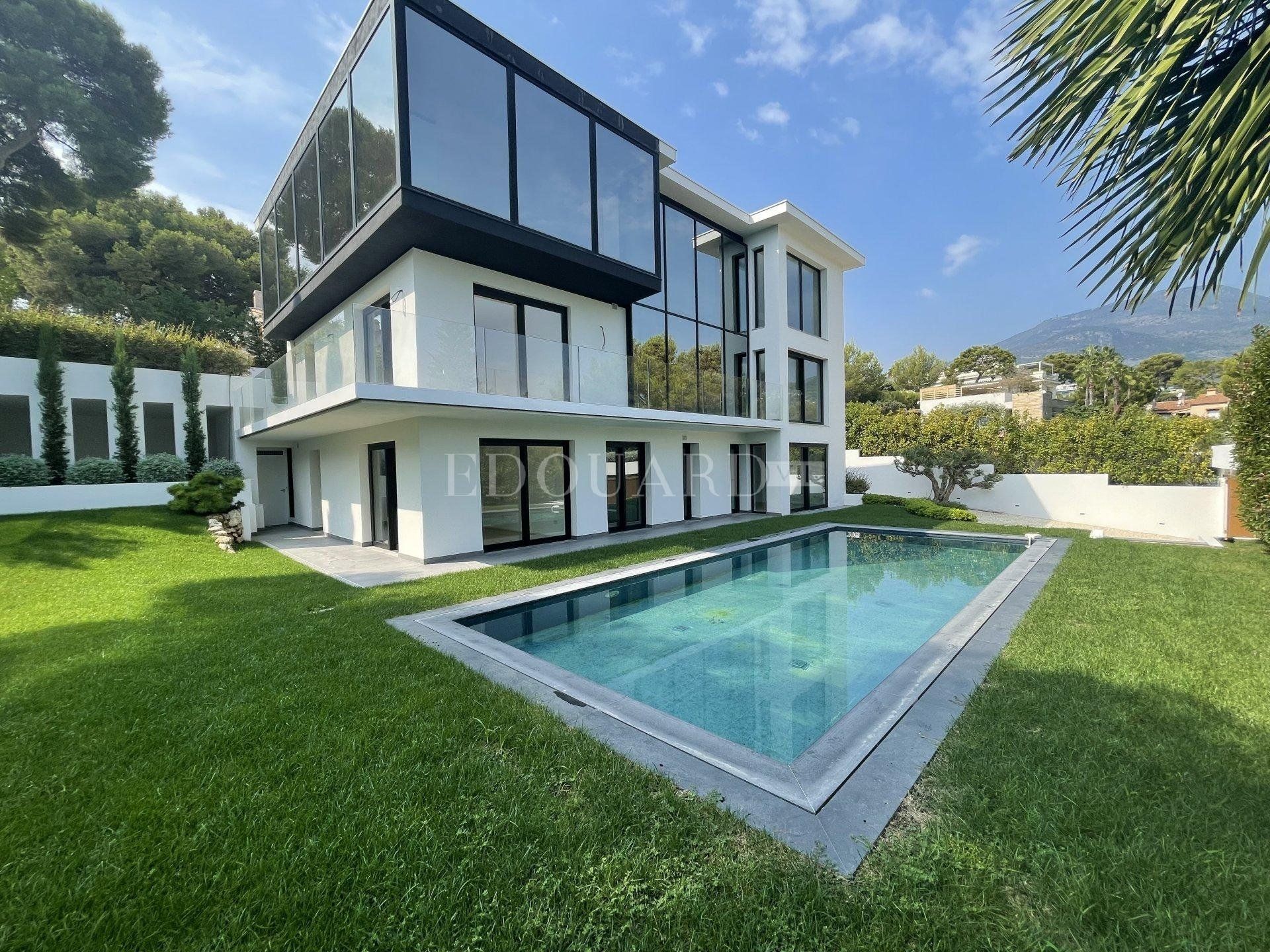 Condominium in Roquebrune-Cap-Martin, Provence-Alpes-Côte d'Azur 10898808