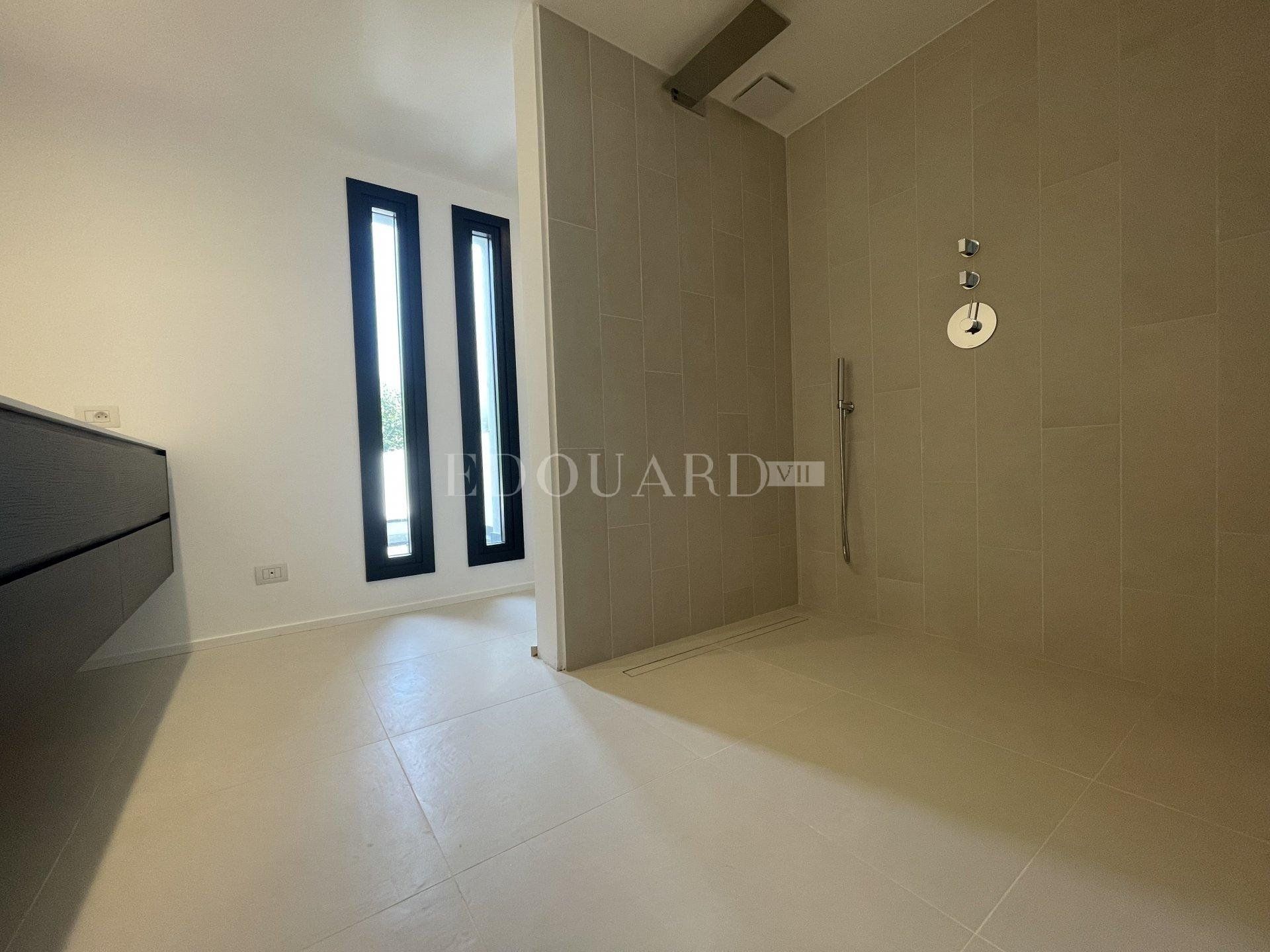 Condominium in Roquebrune-Cap-Martin, Provence-Alpes-Côte d'Azur 10898808