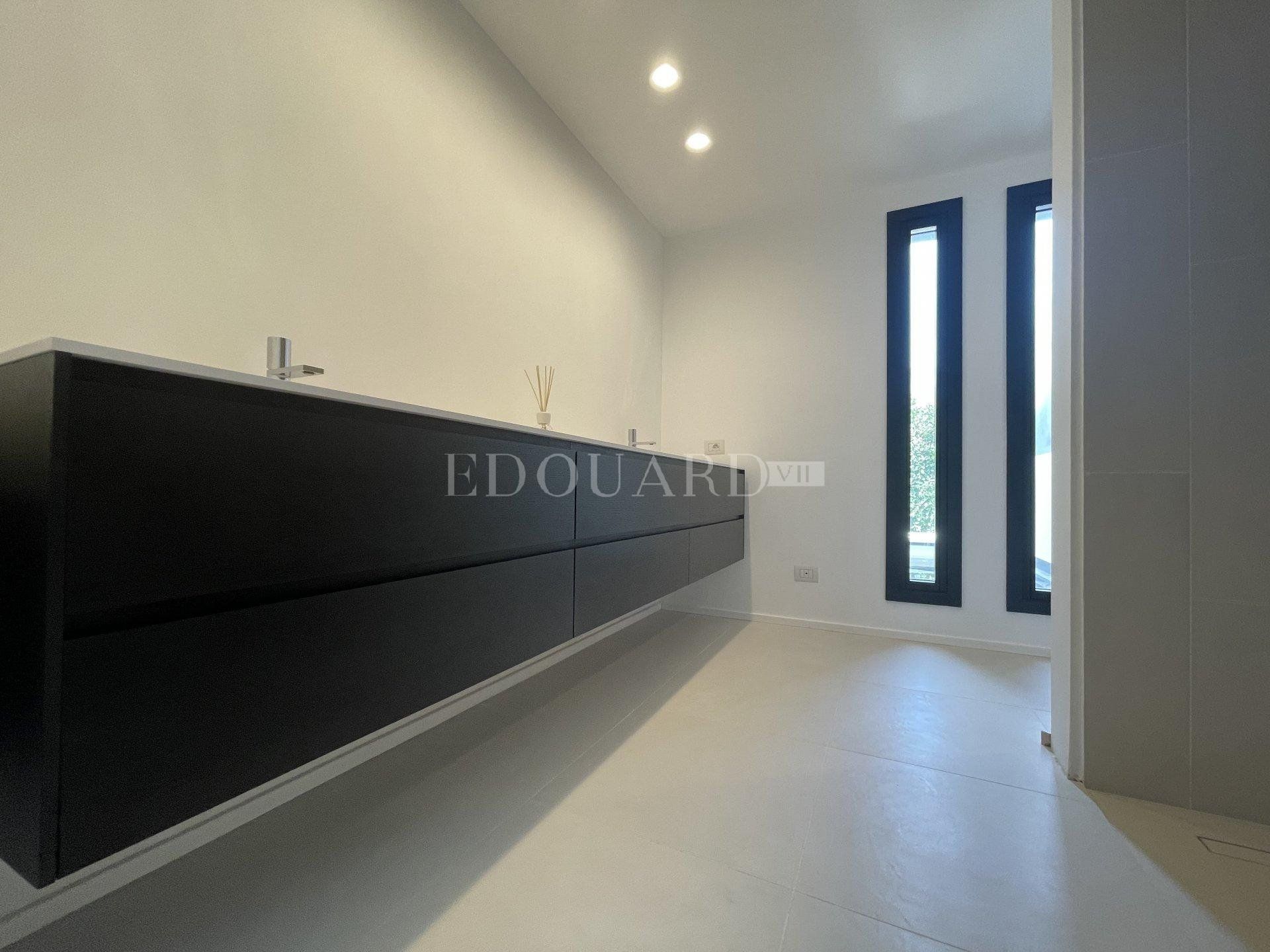 Condominium in Roquebrune-Cap-Martin, Provence-Alpes-Côte d'Azur 10898808