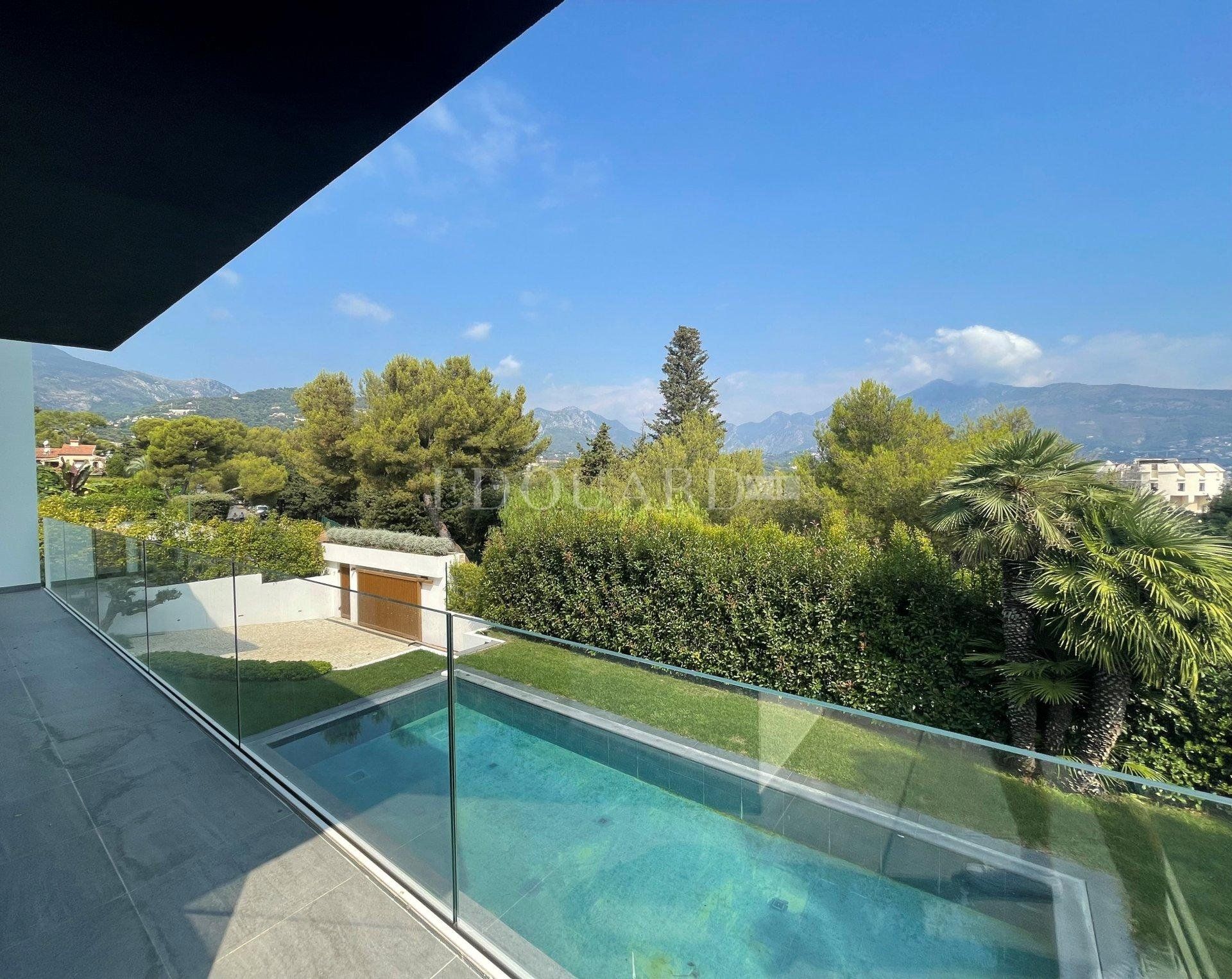 Condominium in Roquebrune-Cap-Martin, Provence-Alpes-Côte d'Azur 10898808