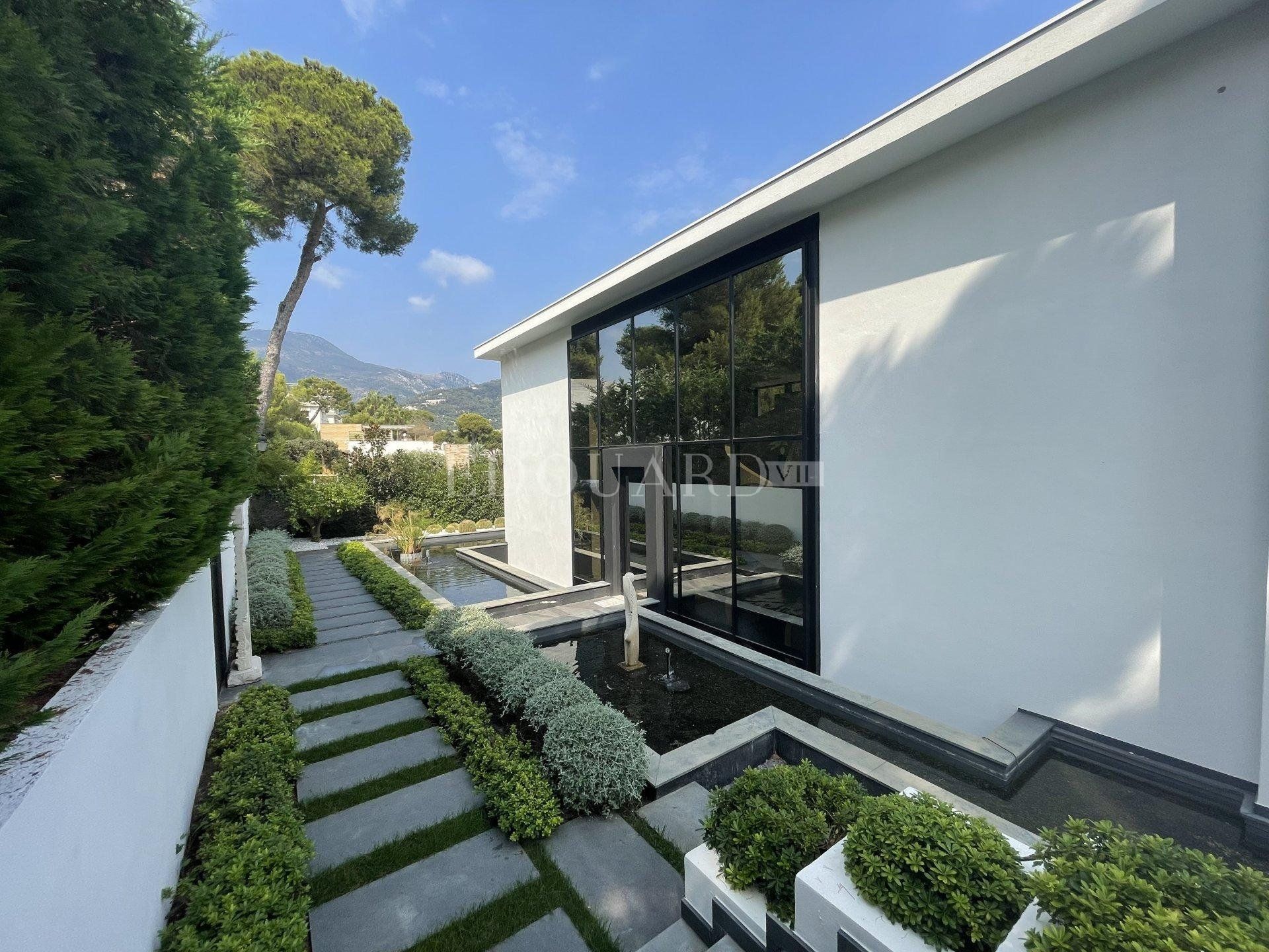 Condominium in Roquebrune-Cap-Martin, Provence-Alpes-Côte d'Azur 10898808