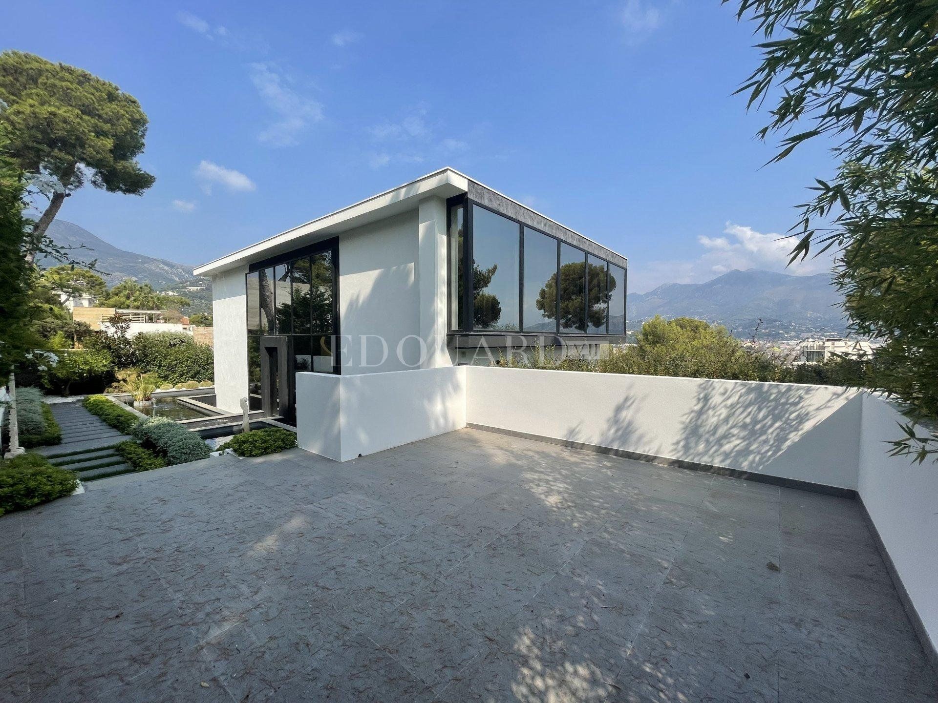 Condominium in Roquebrune-Cap-Martin, Provence-Alpes-Côte d'Azur 10898808