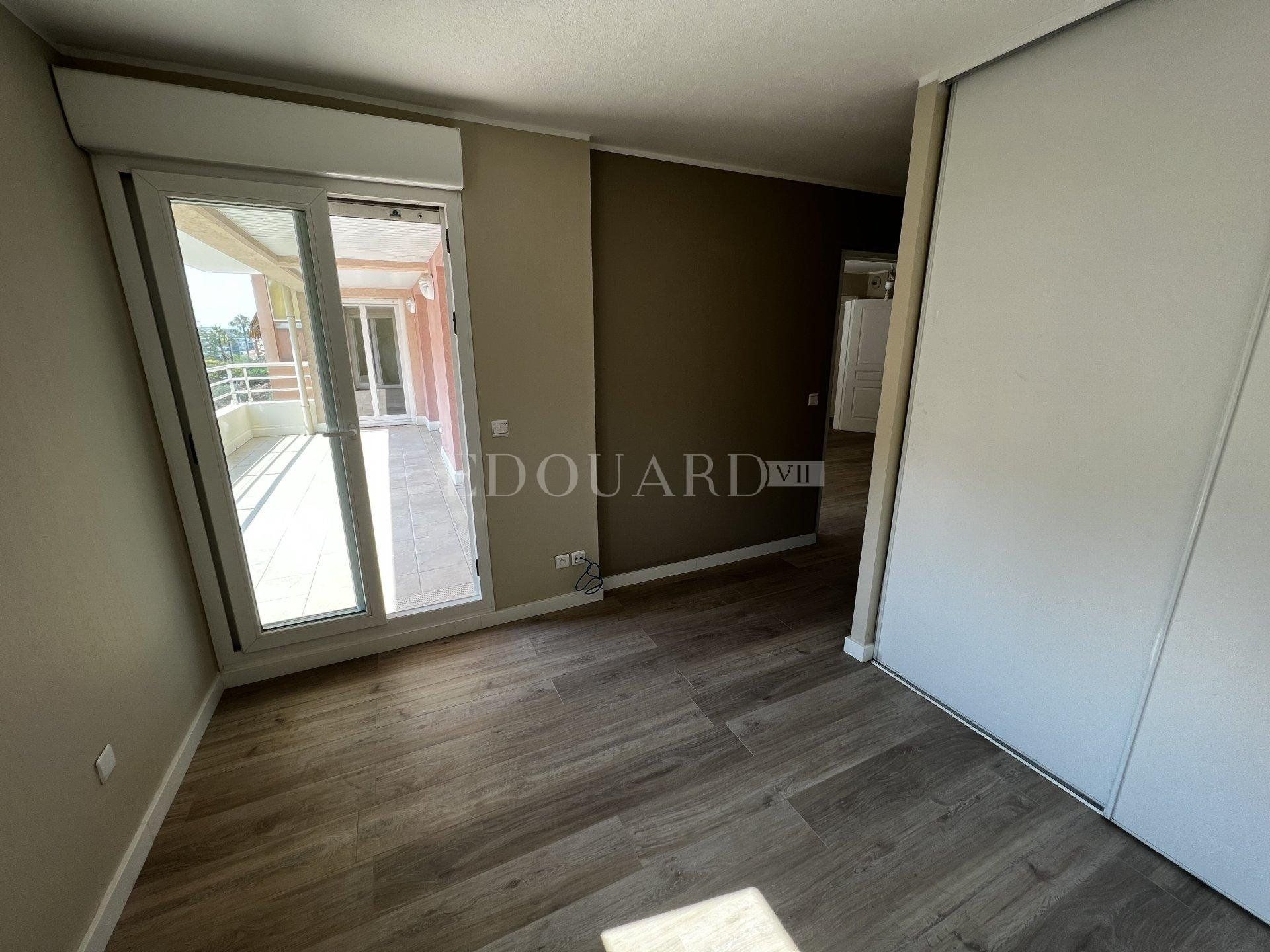 Condominium in Menton, Provence-Alpes-Cote d'Azur 10898832