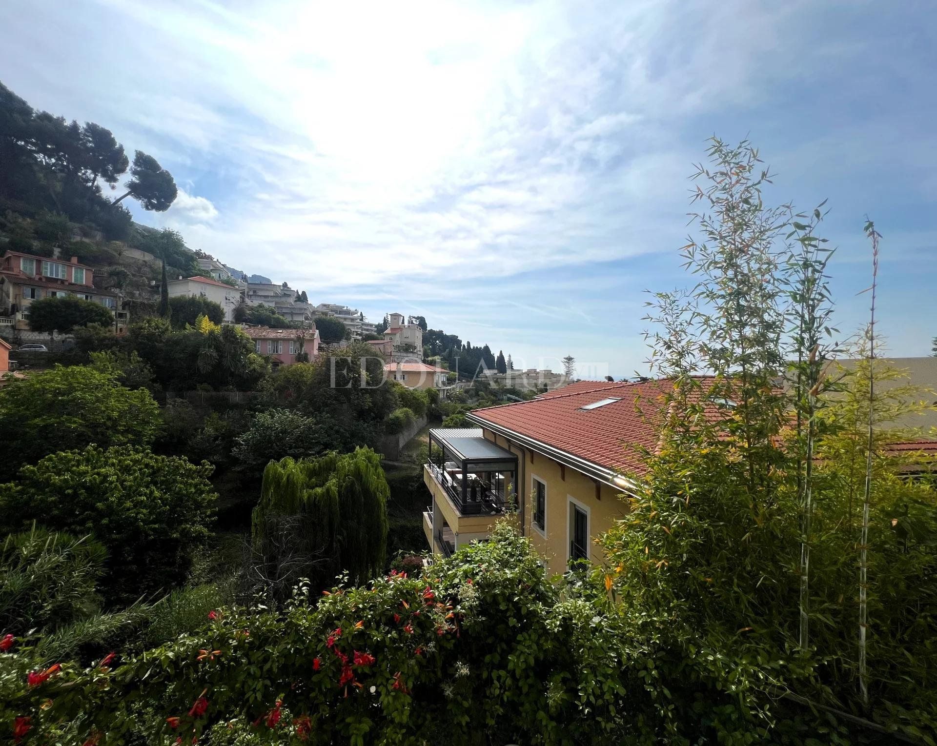 Osakehuoneisto sisään Menton, Provence-Alpes-Côte d'Azur 10898840