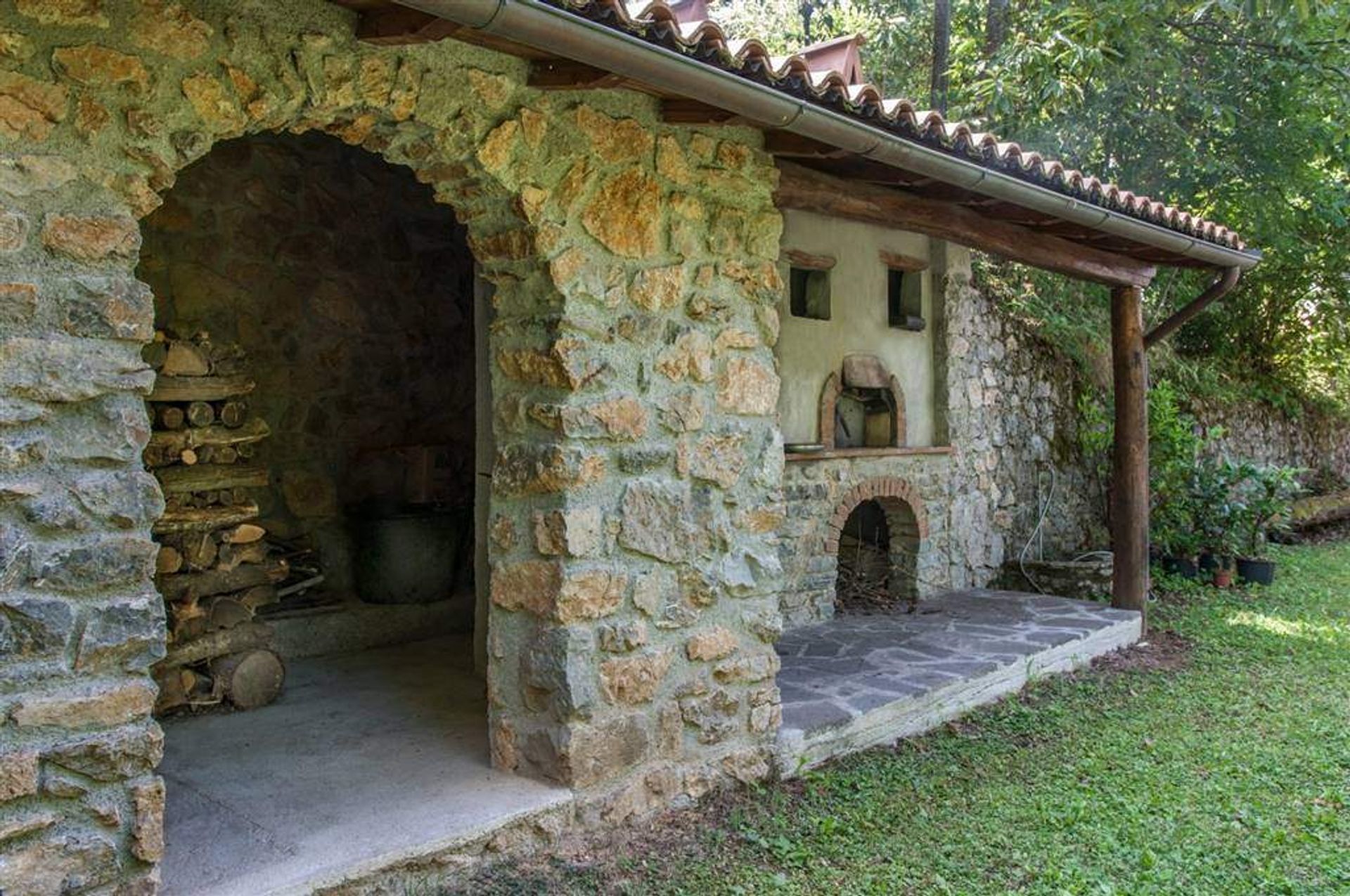 rumah dalam Molazzana, Tuscany 10899182