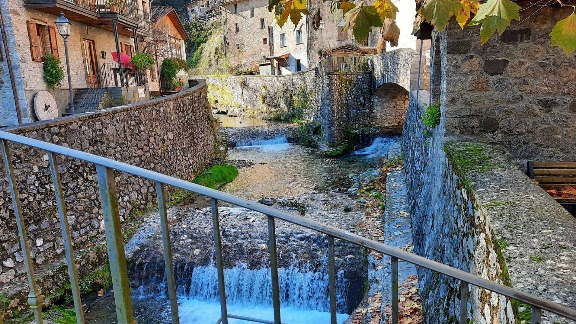 房子 在 Fabbriche di Vergemoli, Toscana 10899199