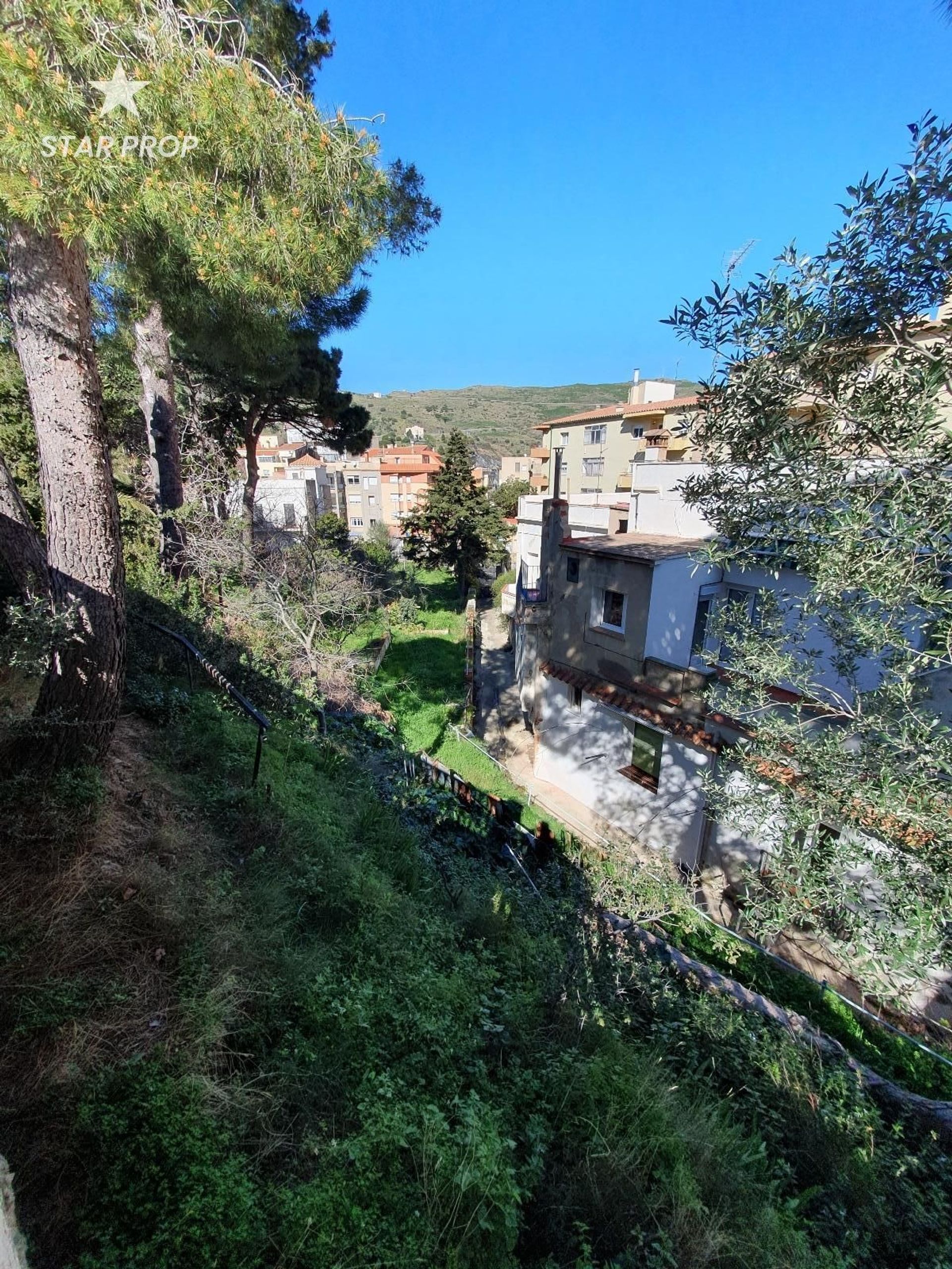 الأرض في Portbou, Catalunya 10899720