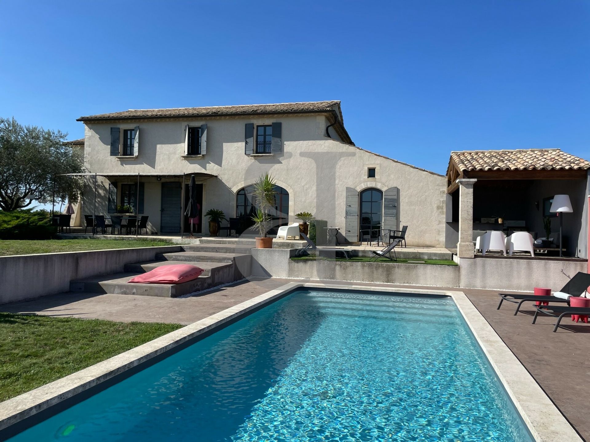 House in Sainte-Cecile-les-Vignes, Provence-Alpes-Cote d'Azur 10899904