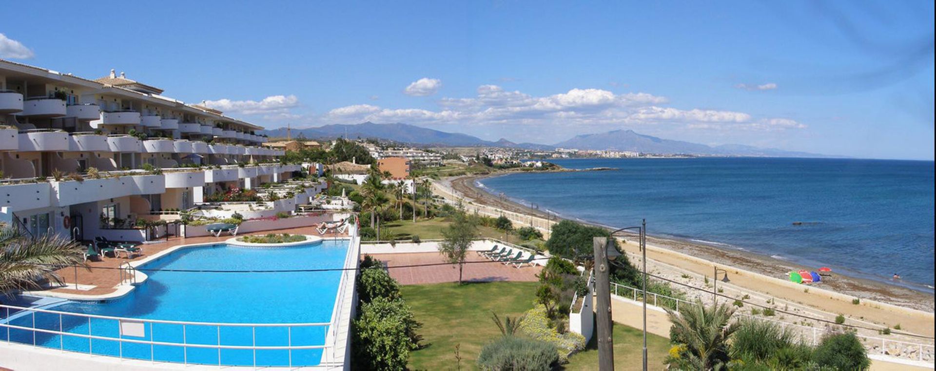 Condominium in Estepona, Andalucía 10900490