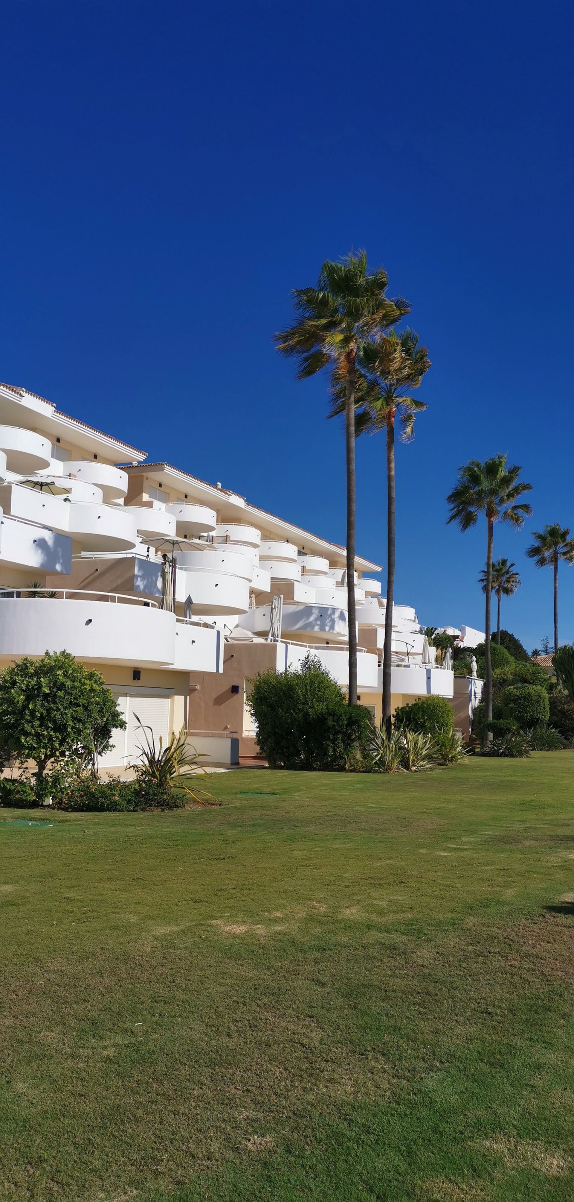 Condominium in Estepona, Andalucía 10900490