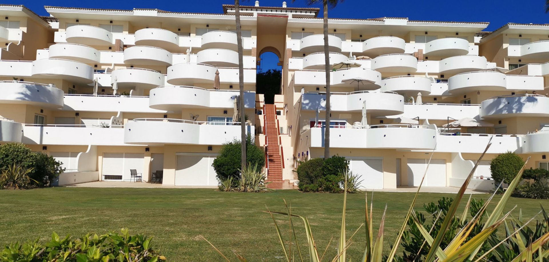 Condominium in Estepona, Andalucía 10900490