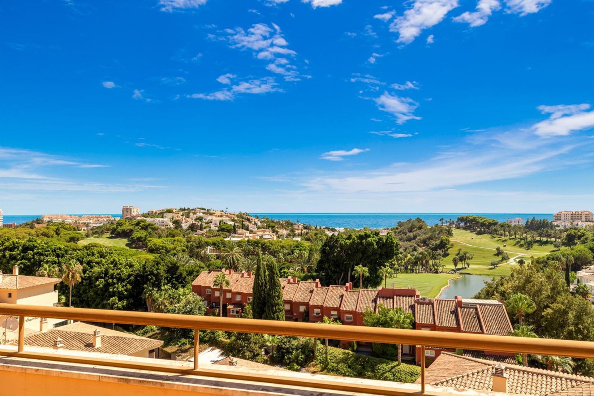 Condominium in Benalmádena, Andalusia 10900546